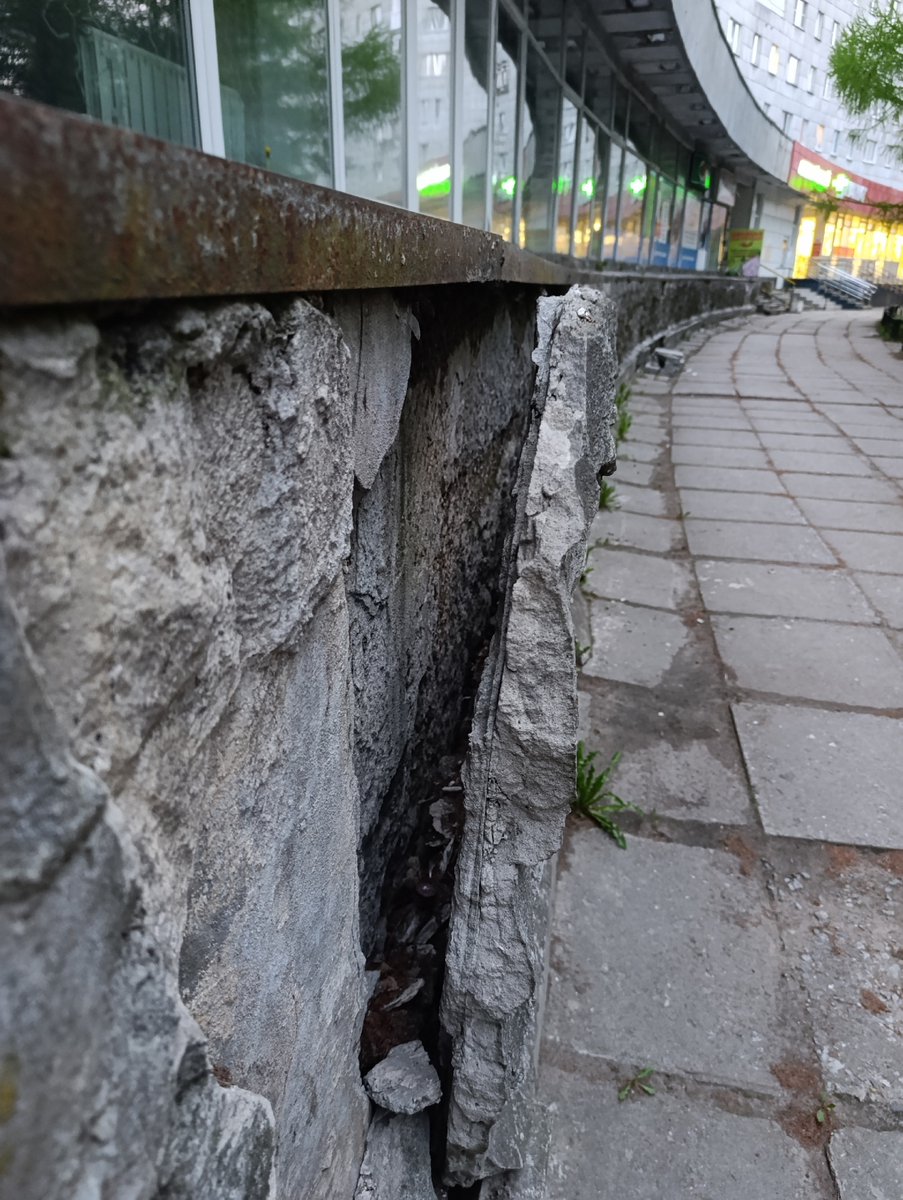 INFOnoVel's tweet photo. Разруха на ул. Ломоносова 104. Цоколь фасада скоро рухнет на тротуар, по которому ходят люди. А если на ребёнка? Всем наплевать(((#Северодвинск https://t.co/WfOa3pwryB https://t.co/bhIBIlJXqX