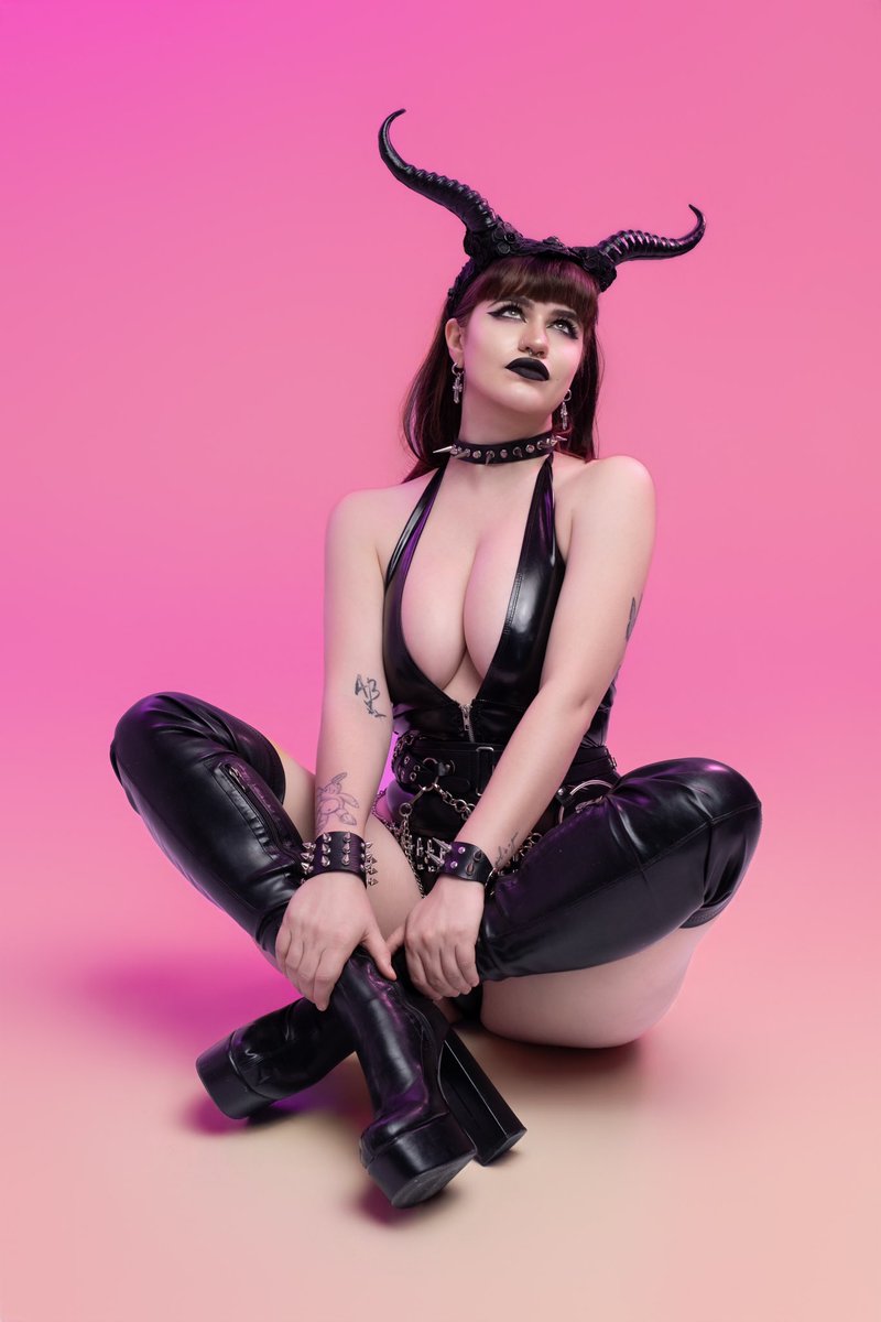 moonkidash's tweet photo. You know you belong to me. Right? #domme #bdsm #gothgf https://t.co/FWM0gONErb