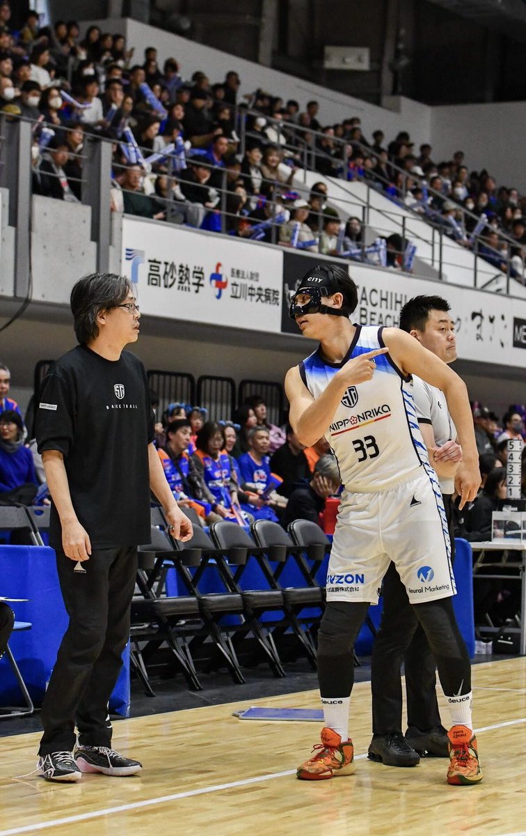 harukus33's tweet photo. 当たり前だが1プレーや2プレーで満足するようなことはない。
Bリーグまで3年、Bリーグ来て3年。
このリーグに来るチャンスは少なく、来ても回ってくるチャンスは更に少ない。
1プレー、2プレーを軽く扱える選手にはそのチャンスは絶対に掴めない。
コーチやチームメイトから、強く学んだ1年だった。 https://t.co/73jjJrbWg3