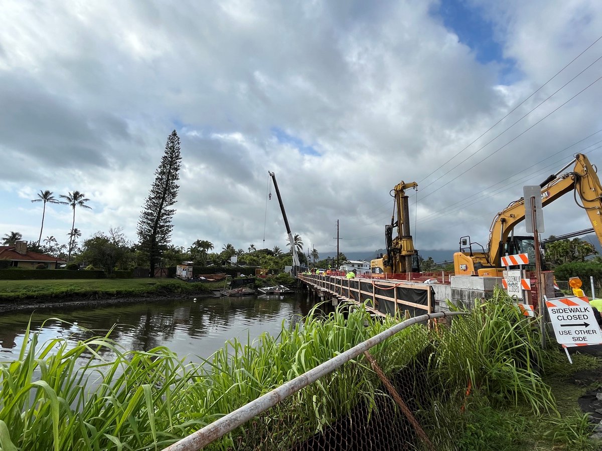 hnlddc's tweet photo. 🚧 TRAFFIC UPDATE: North Kalāheo Ave Bridge Mon May 18 - July 31
🔄 Contraflow: Mon–Thu 7:30 am–5:30 pm | Fri 7:30 am–3:30 pm
➡️ Kāneʿohe-bound only: Mon–Thu after 5:30 pm | Fri overnight
✅ Weekends &amp; holidays: Normal 2-way travel
🔗 https://t.co/RJ2nr0Mqd6
#kailua @HonoluluGov https://t.co/HF8z2LSvZ1