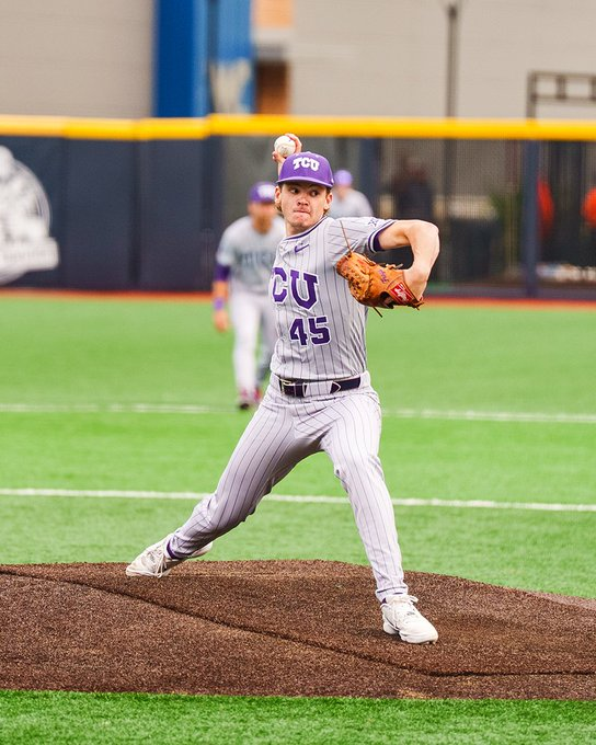 FrogPreacher's tweet photo. Lance Davis' last 7 starts:

4-0, 1.92 ERA, 0.91 WHIP, 51.2 IP

Elite stuff from the redshirt freshman. https://t.co/lhdzoqBzBO