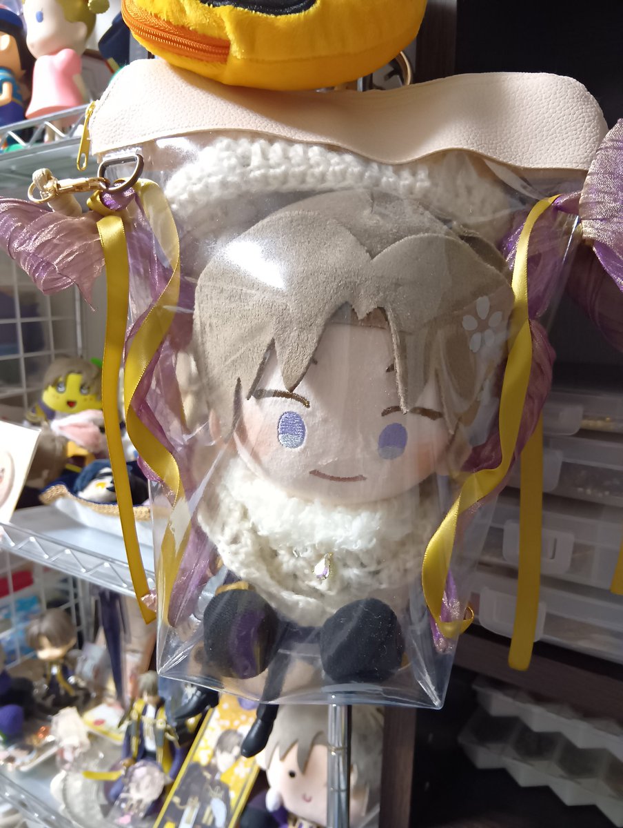 yutoha_'s tweet photo. こちらわんぱくぬいも座ってちょうど入ります・よ!😊
私は今作業机の正面の棚にこんな感じで付けて宙に浮かせてます✨(背景棚がやばいですが目を瞑って💦) https://t.co/UptUJgxRLk