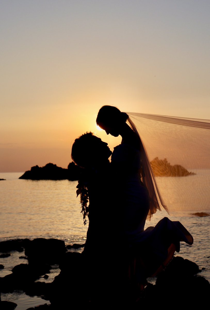 kkr12ms's tweet photo. 私事ですが、結婚しました
お相手は自分にはもったいない透き通るような綺麗な心のパートナーです

自分が島で働いた時も、足繁く通って自分と同じく島の方達に可愛がってもらいました

写真は先日の式根島での前撮り
2年ぶ���でも多くの人が覚えていて祝福してくれ、一生ものの関係だと実感しました https://t.co/AeoD699Ywz