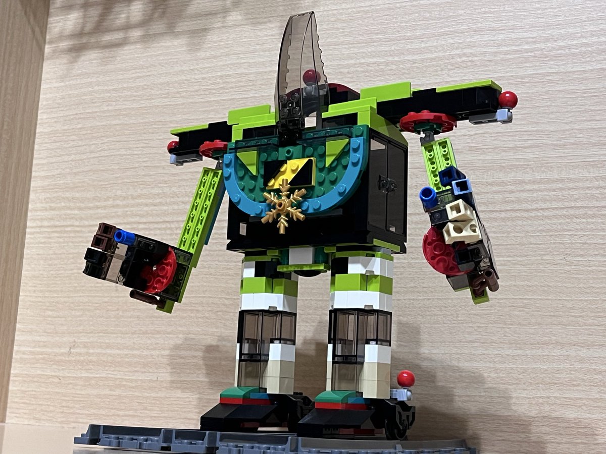 muu's tweet photo. レボシェルコン9回、最後に再びムー+SOの親子共作で参加です。
・60337 シティ急行
・40743 クリスマステーブルデコレーション
を使った組み替えで、鉄道特化型多足走行型作業ロボ…です！パトレイバーにハマっていると言うのもありますが、デカいロボも作りたくて！

#レボシェルコン9 https://t.co/u3ipmHP3c6