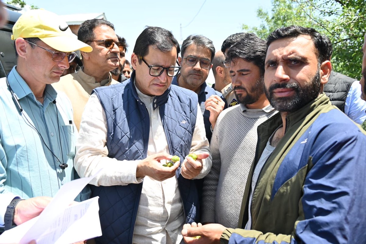 JavedDar_NC's tweet photo. Conducted an extensive tour of Hailstorm affected areas in Rafiabad alongwith Director and Other officers from Horticulture Department Kashmir,  Revenue Officers. Interacted with affected farmers and directed for expeditious preparation of relief cases https://t.co/Iv3NWdiNIk
