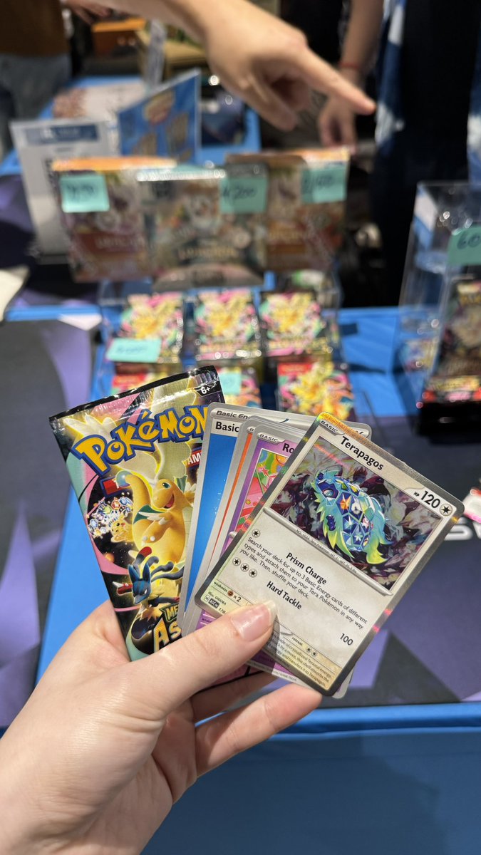 collecting pokémon at Collectible Con 🇹🇭