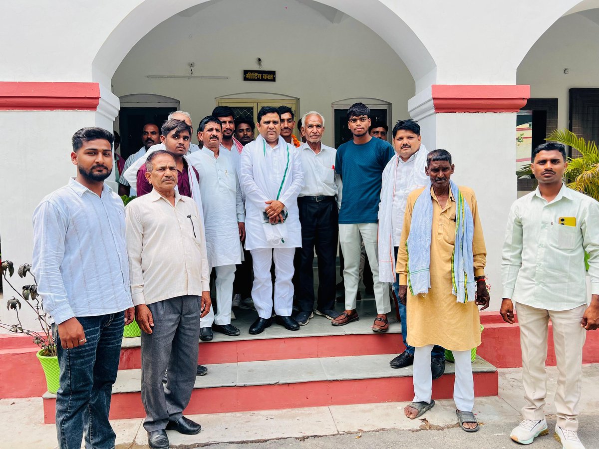 rajeshyadavmlc's tweet photo. आज बाराबंकी में अपनों से मिलकर उनका कुशलक्षेम जाना।
आप सभी का स्नेह एवं आशीर्वाद सदैव यूँ ही बना रहे। 
#Barabanki #ApnoKeSaath #Sneh #Samvad #SamajwadiParty https://t.co/fbDx6IrQwS