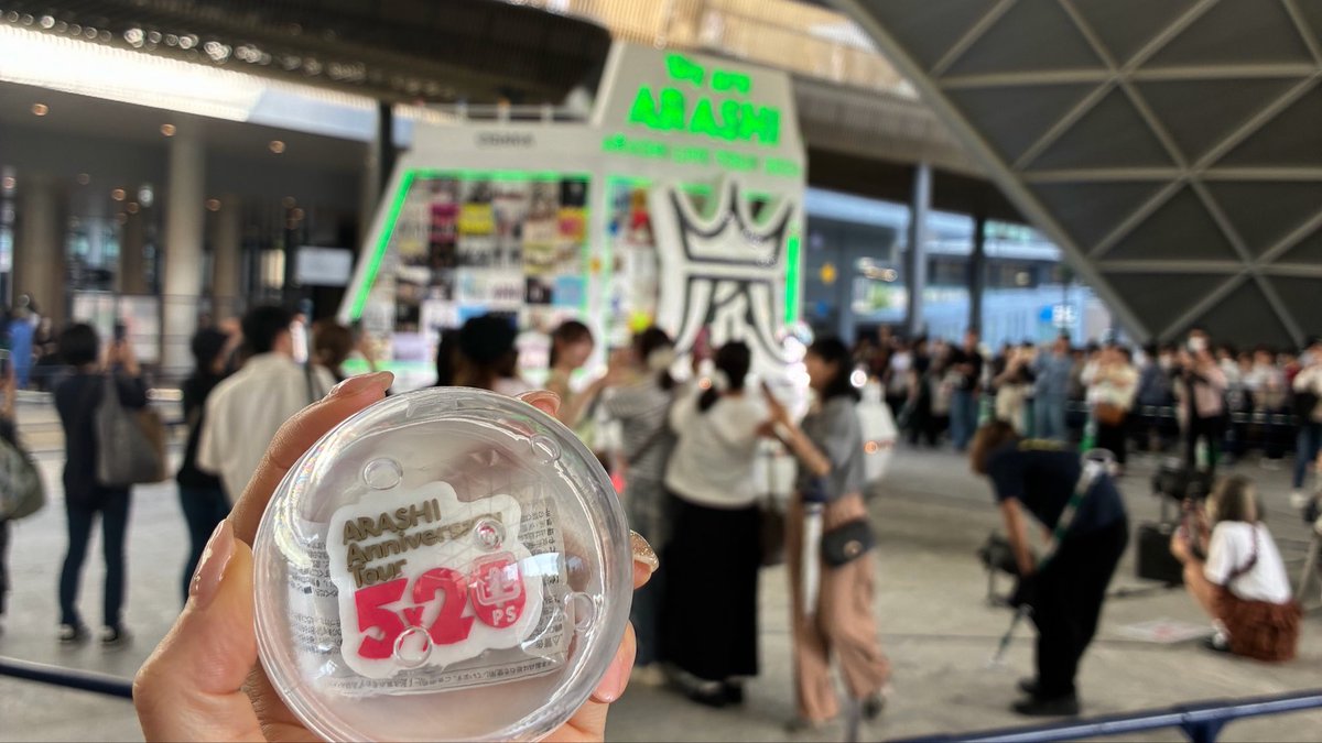 soyan1127's tweet photo. 休止してた期間ものすごい長かったのにも関わらずオブジェ撮影だけでもアトラクション並みの待ち時間出てた嵐って無敵すぎる…！ライブは入れんかったけど🥺ガチャしてオブジェ観れた楽しい思い出ありがとう嵐💚💜💛💙❤️我が家のマグネット仲間入り5×20嬉しい☺️ https://t.co/eSeqm0te9R