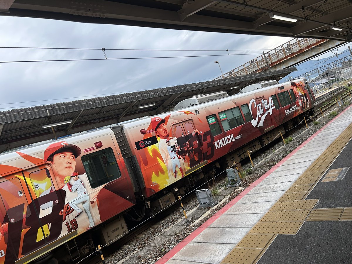 tomosun3's tweet photo. 今年のカープ電車おはつ https://t.co/pCHNsCKb4D