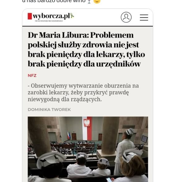 MariaLibura's tweet photo. Nasza ochrona zdrowia to skrzyżowanie patologii kastowego systemu późnego PRL-u z amerykańską wiarą w rynek, prezentowaną przez ekonomistów odpowiedzialnych za transformację po komunizmie. Z tej pułapki do dziś nie potrafimy się wydostać.
Jest coraz mniej europejska. Coraz mniej chodzi w niej o zdrowie ludzi, a coraz bardziej - o dopieszczenie graczy na rynku. Rozmawiamy z Dominika Tworek dla magazynu Gazeta Wyborcza
To nie przypadek, że ekonomiści wykształceni w PRL-u z amerykańskim szlifem, tacy jak Leszek Balcerowicz, zlekceważyli europejski egalitaryzm w ochronie zdrowia, walcząc o niższe nakłady na kasy chorych, niż to wynikało z ekspertyz. A te wskazywały na 12-14 proc., związki zawodowe popierały 11 proc. I wtedy wjeżdża Leszek Balcerowicz cały na biało i mówi 7. Stanęło na 7.5 proc. Niemal o połowę mniej, niż było trzeba. To była bomba podłożona pod kasy chorych.
PRL-owska ochrona zdrowia – wbrew deklaracjom – wcale nie była systemem powszechnym, sprawiedliwym, ani tym bardziej dobrze wyposażonym i dofinansowanym. Oparta była na przywileju. Partia, znajomości, wykluczenie całych grup. Wiecie, że rolnicy indywidualni zyskali pełny dostęp do bezpłatnej opieki zdrowotnej 1 stycznia 1972 roku?
Królowały koperty. Były on jednak patologią widoczną i nielegalną. Dziś część podobnych napięć została wpisana w samą konstrukcję systemu. Pacjent często ma poczucie, że musi zapłacić za komercyjną wizytę czy badanie, jeśli chce skrócić drogę do świadczeń teoretycznie dostępnych na NFZ. A to podważa zaufanie do całego systemu. Dlatego w wielu systemach wprowadza się istotne ograniczenia dotyczące łączenia praktyki komercyjnej z pracą w systemie publicznym, ale także te dotyczące łączenia różnych źródeł finansowania przez samych świadczeniodawców.
Współczesne systemy  ochrony zdrowia, niezależnie od tego, czy finansują się ze składek, czy z budżetu, opierają się na silnej regulacji. Tylko w zachodnio-europejskim wydaniu te regulacje mają przede wszystkim zapewnić ludziom zdrowie, a w amerykańskim - zapewniać interes ubezpieczycieli i innych graczy. Aby zwinnie regulować rynek instytucje publiczne muszą być inaczej pomyślane. Mamy dane dostępne online w czasie niemal rzeczywistym, możemy płacić za opiekę, a nie za chaotycznie udzielane,  pojedyncze świadczenia, z których czasem niewiele dla pacjenta wynika.
Tylko to wymaga dofinansowania NFZ, który jest chyba najtańszą organizacją swojego typu na świecie, i gruntownej reformy tej instytucji, by płaciła za opiekę nad pacjentem, a nie - tylko rozliczała  wizyty i badania.
Więcej, dużo więcej, w tekście 😇 Polemika mile widziana 🥰