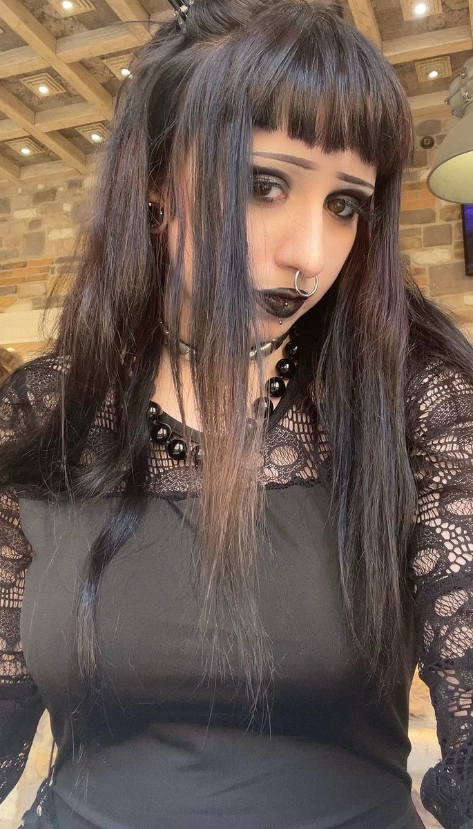 FindomCountess's tweet photo. tearing apart your chest 
and eating your heart 🫀 https://t.co/3nnDXZ5qHS