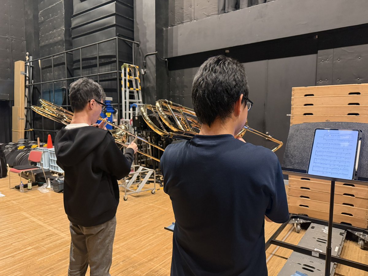 t396_ar's tweet photo. 前日リハ終わり🔚

あぁ楽しいわ。名曲ばかり６曲、最高だわ。
「ラメセスII世」がキツいくらいで、あとはイケちゃうわ。

「メトセラII」は、作曲者田中賢が指示した通り、打楽器のラウンド配置で演奏する。効果絶大‼️

明日ははっちゃける😚

(リハ後、よっくんと愚息はデュエットしいた。タフ😇) https://t.co/becyiUbdaH