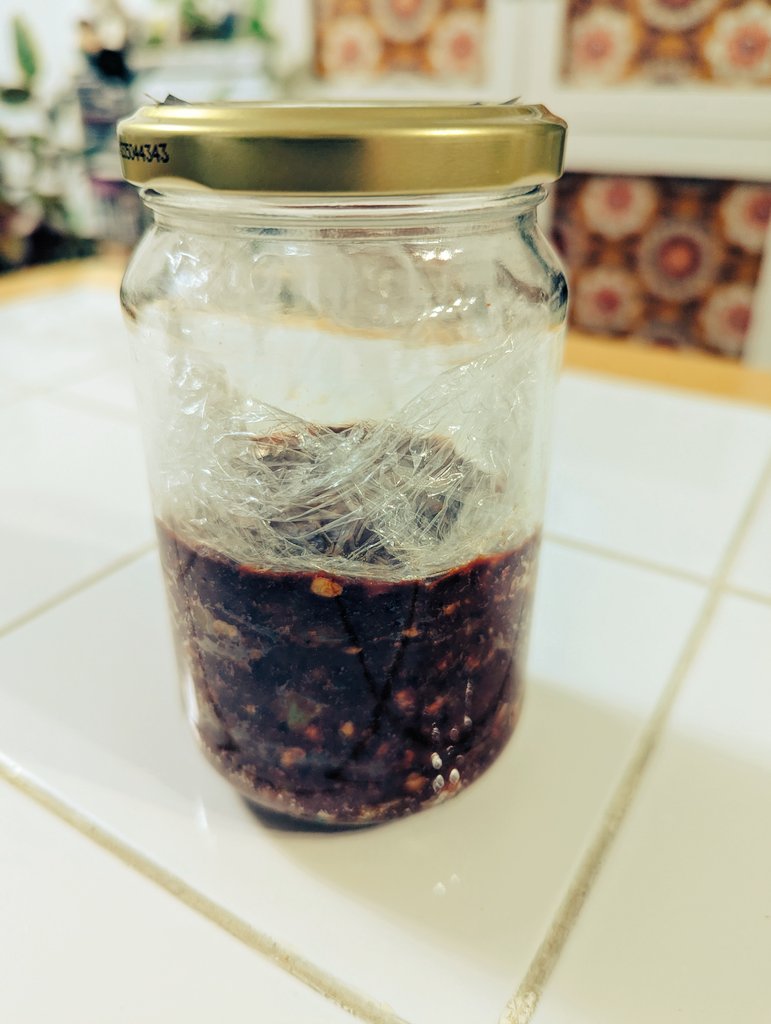tomorowscafe's tweet photo. そら豆があったので前から気になってた豆板醤を作ってみた。味噌作りと似てるけどこちらの方が簡単。半年後に食べれるそう。そら豆100gで瓶半分。次は倍で作ってみたい。 https://t.co/9bnoBBqSTN