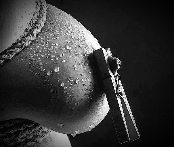 Gildas873305181's tweet photo. Même mouillé, il reste accroché à mes pensées
#Sein #Breast #NudeArt #BlackAndWhitePhotography #SensualArt #FineArtNude #BodyPhotography #ArtNu #WetSkin #Clothespin #PinUpArt #EroticPhotography #ArtisticNude #PhotographieArtistique #Sensualité #Nude #BWSensual https://t.co/T5nM8ysHeJ