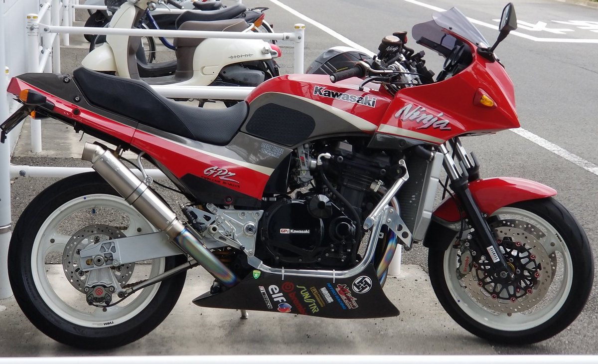 2910skyline's tweet photo. 物販のリスト・バンドを買っとこうと🏍️早めに自宅を出て
今治イオンに無事に到着して♪
リスト・バンドは買えたのよ
でもね☹️早すぎた・・　
開演🎦18:00からなのよねぇ🤔
人混みが苦手な私としては
困ったものです(-_-;) https://t.co/hU9ukHVBQO