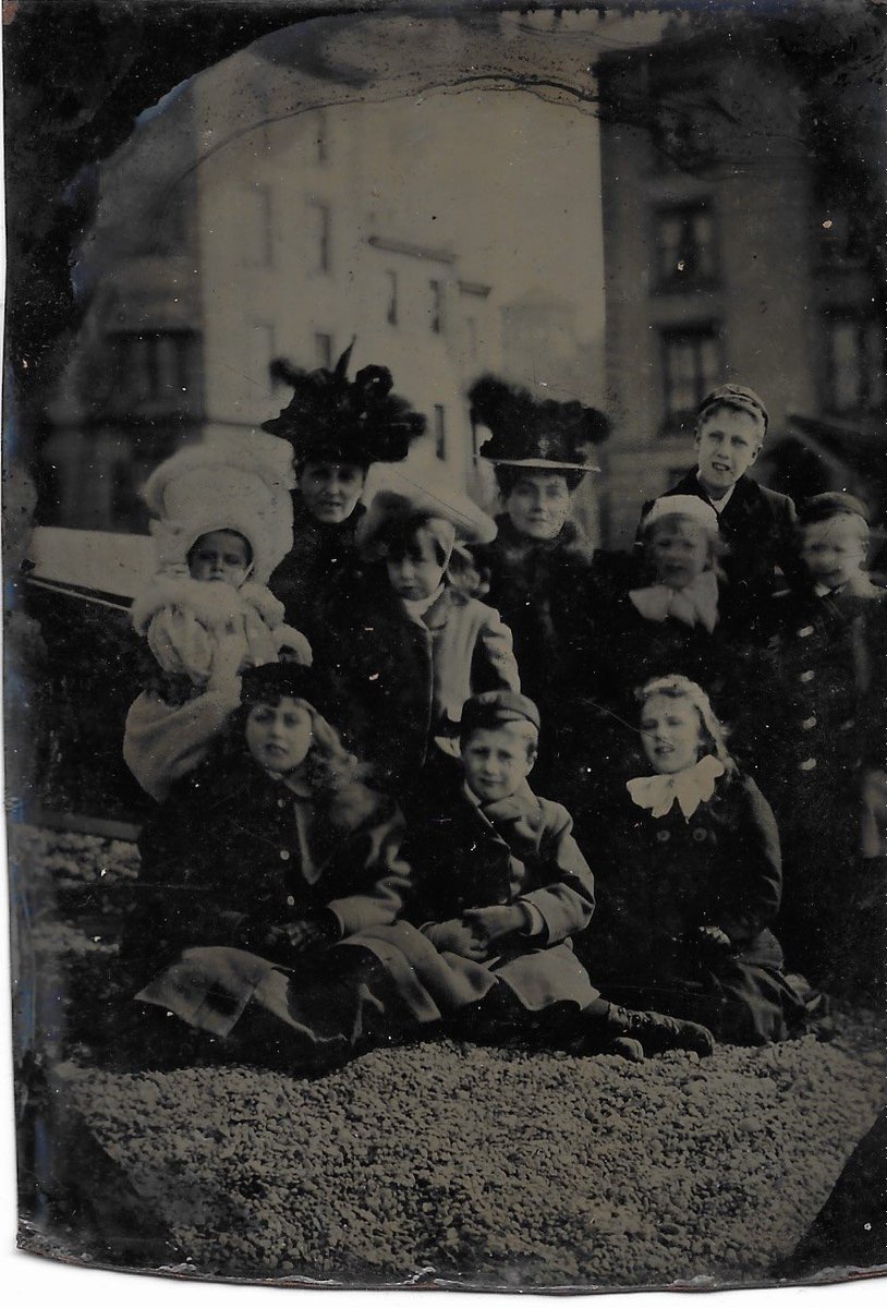 LynnsWPics's tweet photo. Off out for the BH weekend, not dressed like this I bet😊☀️
A super #Tintype late Edwardian from the #ExeterPostcardFair
It’s a beauty with mum’s & children.
I’ve lightened it in 2nd pic.
#OldPhotos #FamilyHistory
Happy Weekend to all!☀️☀️☀️
@PTApostcards https://t.co/lJSK07ux1Y