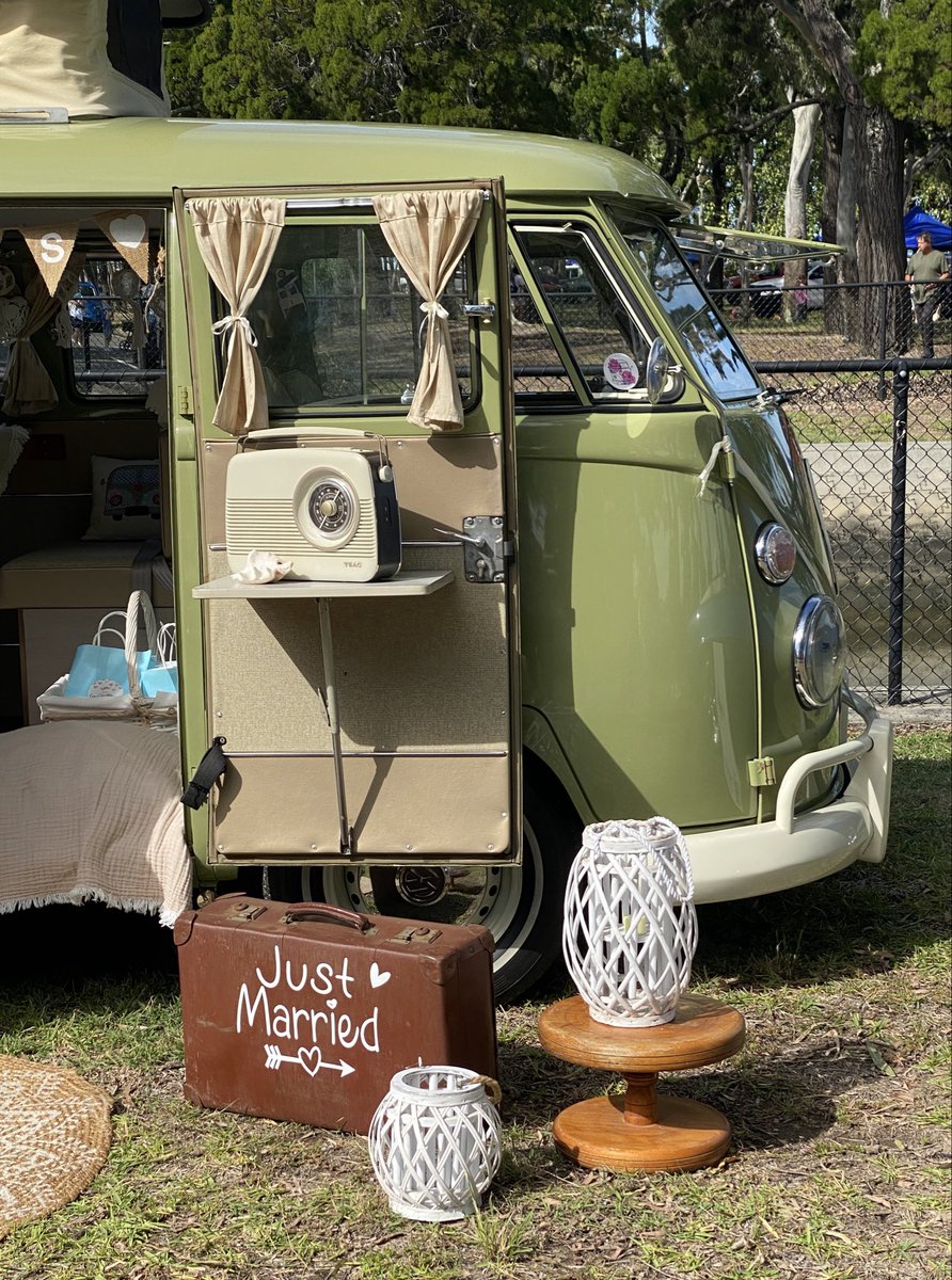 roaming_fox's tweet photo. Ah… isn’t this cute?
A vintage VW kombi with clever decor. https://t.co/YvXQ73p44o