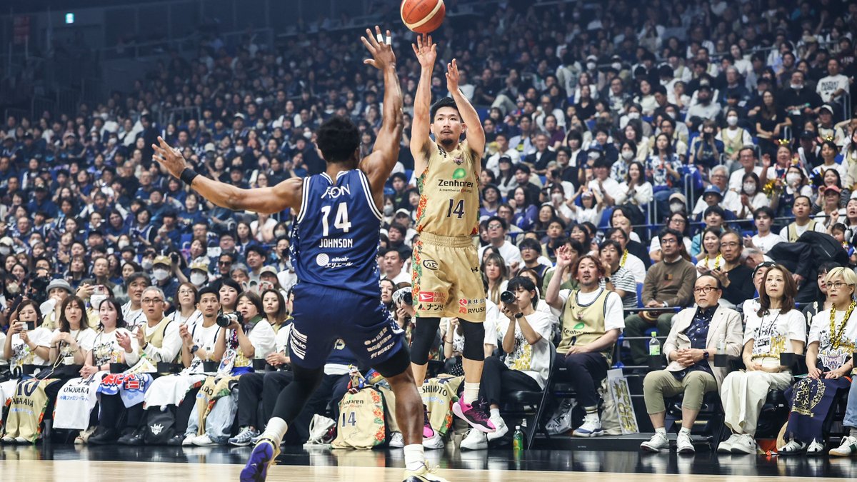 RyukyuKings's tweet photo. 一瞬一瞬を、全員で、共に。

#団結の力

▽バスケットLIVE
https://t.co/5DmEN7OgPY

#琉球ゴールデンキングス https://t.co/2O3NKYafMC