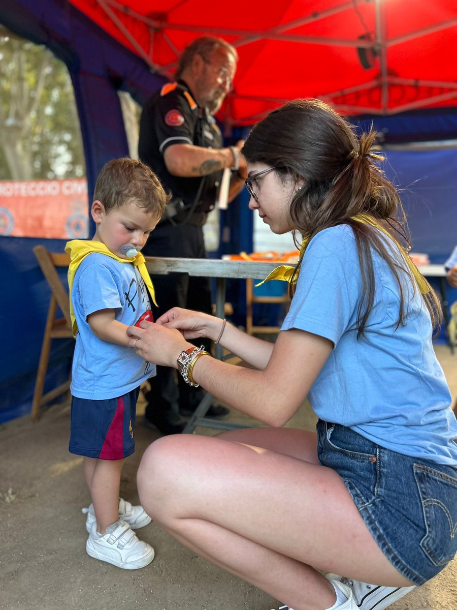 AplecCaragol's tweet photo. Servei d’identificació de nens i nenes. 

Passa per l’estand de #ProteccioCivil i demana la polsera infantil gratuïtament!

Davant del Palau de Vidre
#AplecLleida2026
🐌 + 🎷🎶🎸🎵👩🏻‍🍳🍽️🤡🍐🍺🍷🎭🎤🥁🎉🎊🎈… I +100 activitats i actuacions a les colles!
https://t.co/UEYzQnNBNr https://t.co/on4VtVnIXI
