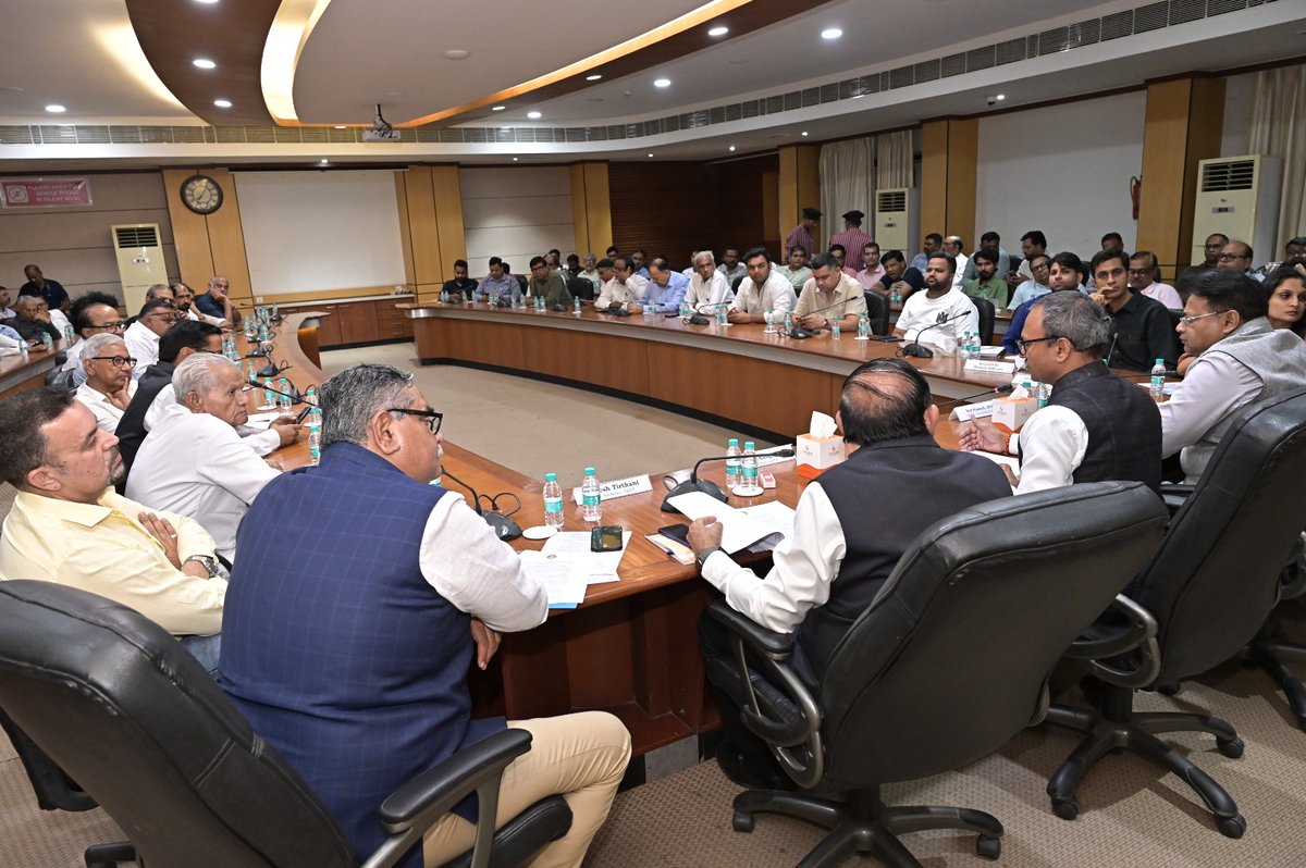 gccikutch's tweet photo. 🚆Kutch is rapidly emerging as a major port, industry &amp; tourism hub of India.

The Gandhidham Chamber submitted key railway development demands to @WesternRly GM Shri Ramashray Pandey for stronger connectivity and faster growth of Kutch. 🇮🇳
#KutchDevelopment #WesternRailway #Gcci https://t.co/Sw0Cmy4tpC