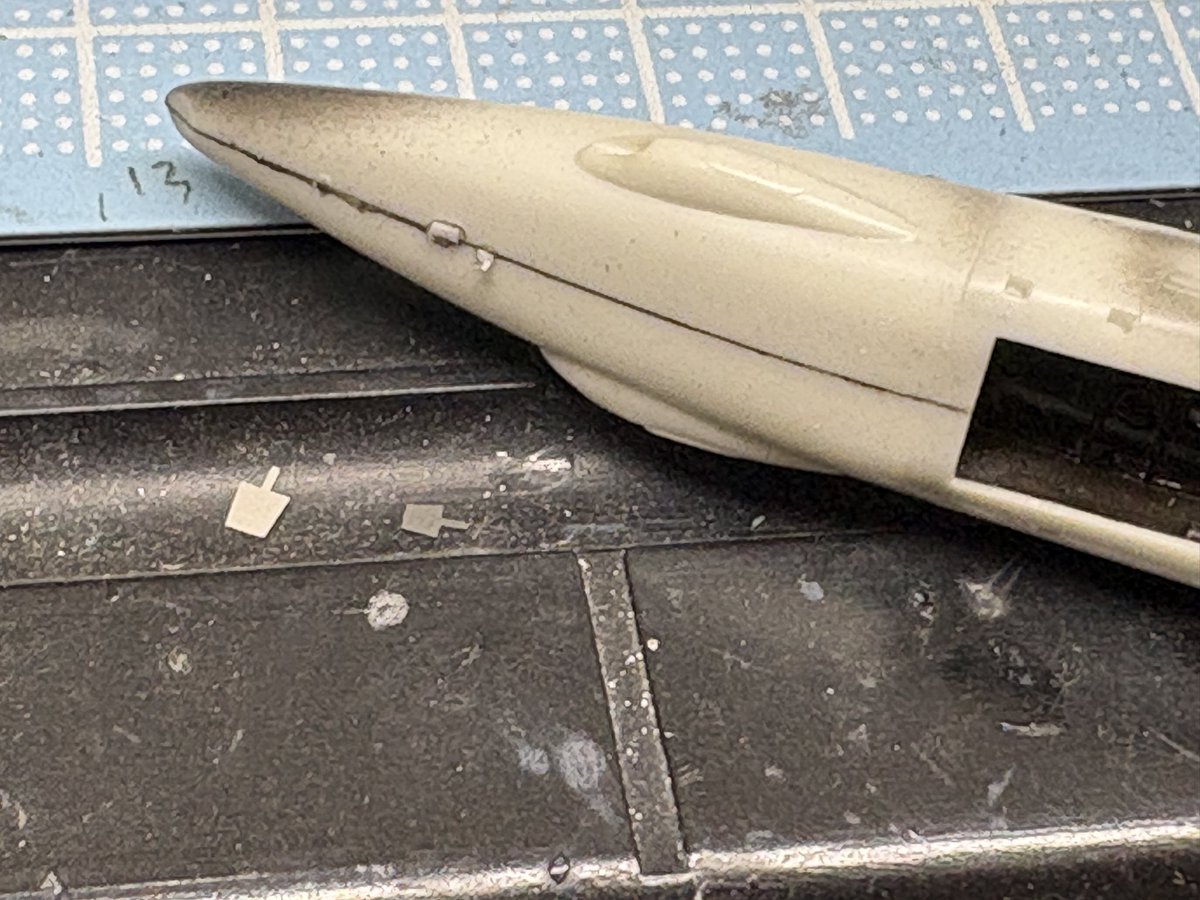 BA_MITOPL's tweet photo. 皆様こんにちはプラモLABO中の人のこばちょろ先生です。
前回作ったハセガワ1/72バルキリー が思いのほかカッコよくて（自分基準ですよ）2作目を作り始めました。
しかし早速エッチングのアンテナを2個紛失して途方に暮れています(泣)

#ブックエース
#プラモLABO
#TSUTAYA
#ガンプラ
#マクロス https://t.co/APDRoL76vZ