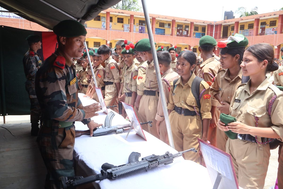 AssumiShekuli's tweet photo. Indian army  conducted a weapon and equipment display for NCC cadets at Pailapool, #Assam, inspiring young minds to explore a career in the Armed Forces.
#NCC #Inspiration #ArmedForces #YouthPower #PrideOfIndia https://t.co/kdSRpD20JV