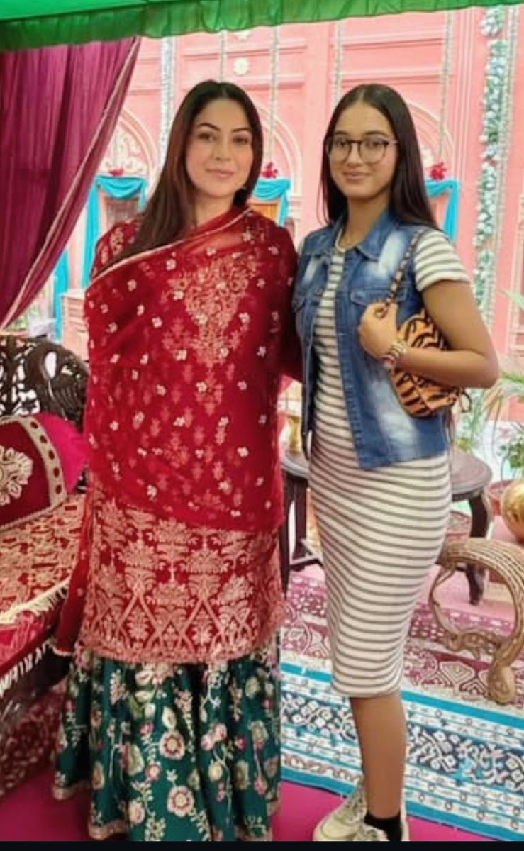 bazsupport3491's tweet photo. A small birthday wish, but it created such a big happiness 🤍✨
That’s the beauty of #ShehnaazGill — always spreading smiles with her kindness 🌸🎂
#Ishqnama vibes already feel so warm &amp; beautiful 💕📽️ https://t.co/icGpncSek7