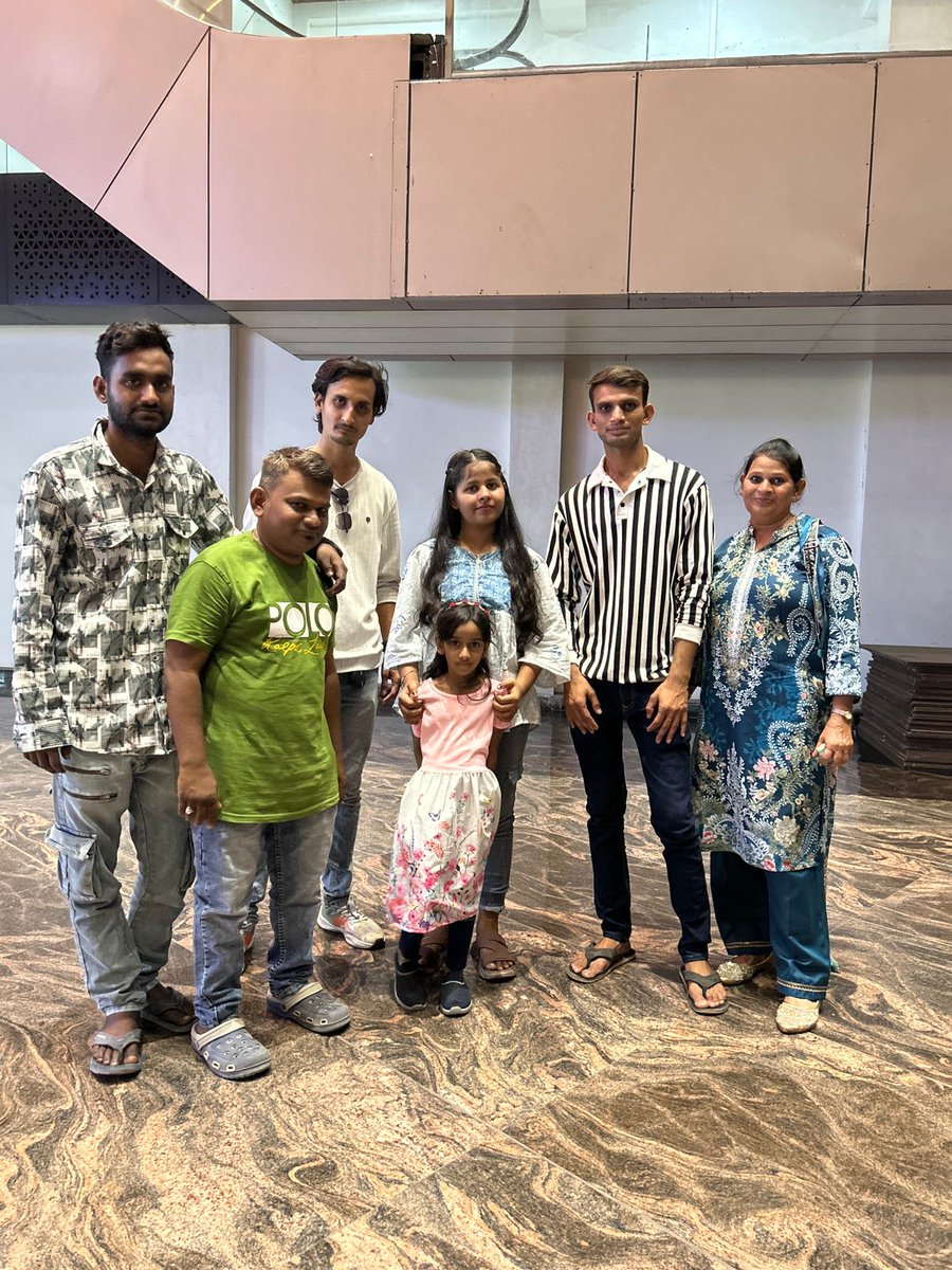 SRKUniverse's tweet photo. #Ankleshwar SRK fans came together to celebrate Suhana Khan’s birthday with joy, fun, and sweet memories ❤️✨

@iamsrk #SuhanaKhan @cho9088

#HappyBirthdaySuhanaKhan #ShahRukhKhan #KingKhan #SRK #King https://t.co/0umqrGfJTs