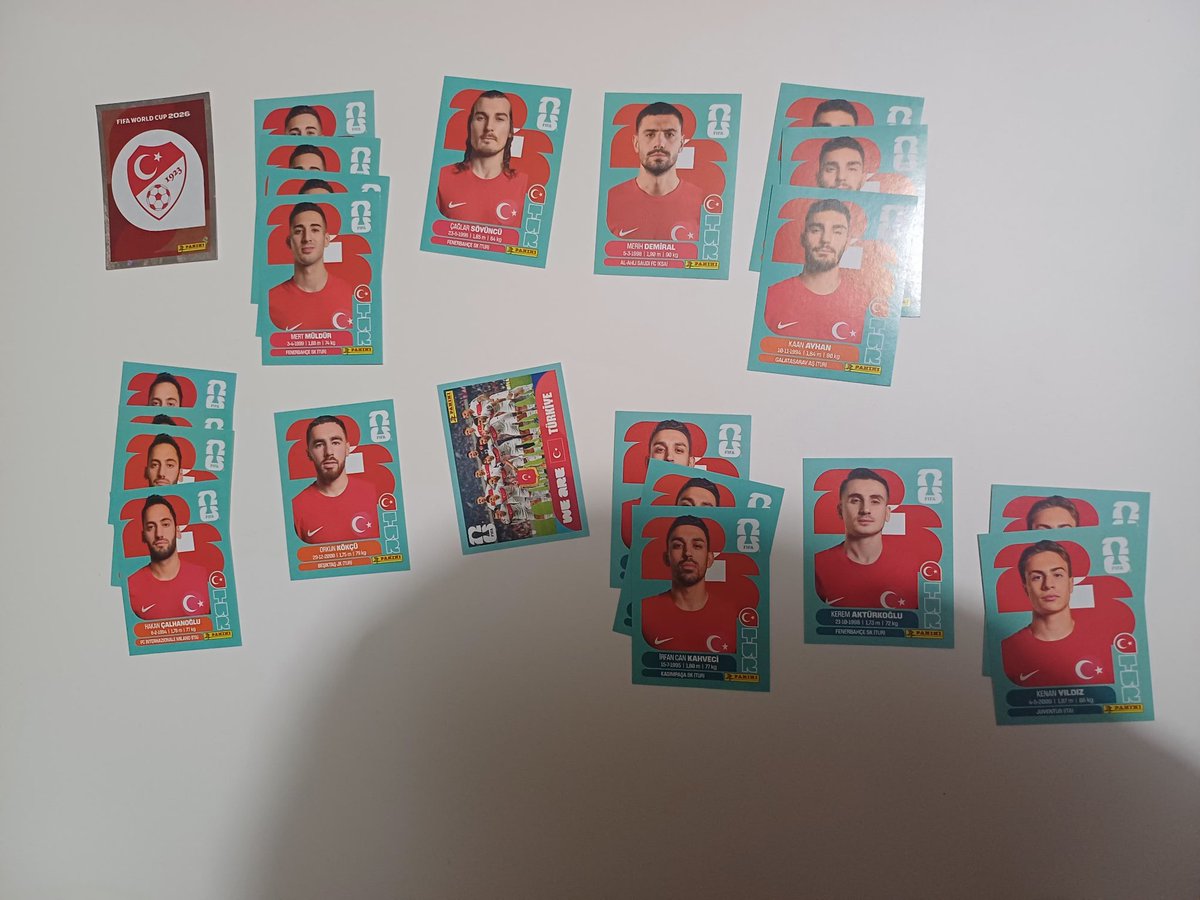 NKrloz's tweet photo. Es encerio #Panini #Estafa compre 40  sobres y solo vienen las selecciones de repechaje y parece que se les quedó trabada la maquina pura estafa https://t.co/XhLIUA4Trr