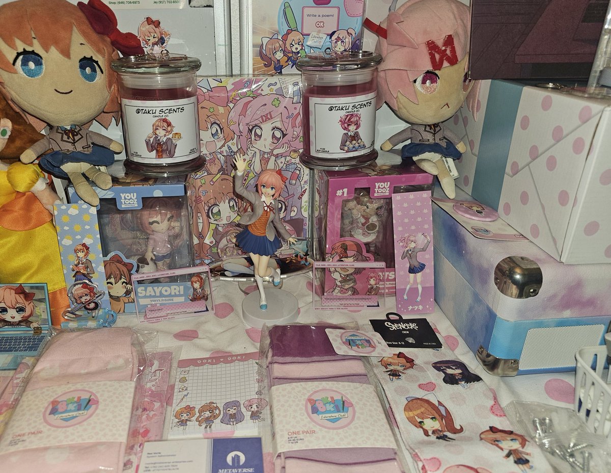 Linpkins's tweet photo. @Bigoofers21 @Spencers And a shameless plug: if you guys have obscure ddlc merch, please join my merch archiving project by filling out my google form
🌟 https://t.co/jSnzXxmZSP 🌟 https://t.co/tZ4jtEIpIY