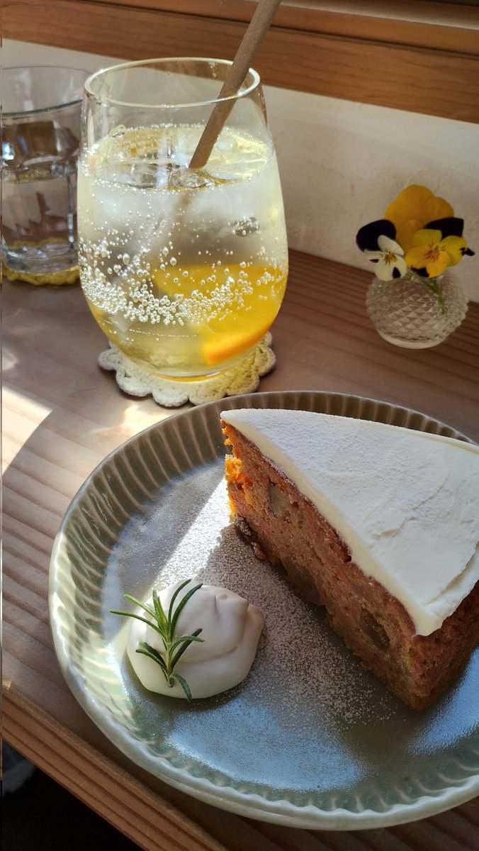 sasami_reality's tweet photo. 🥕ケーキと
🍊日向夏サワー https://t.co/ckWXi3zq0V
