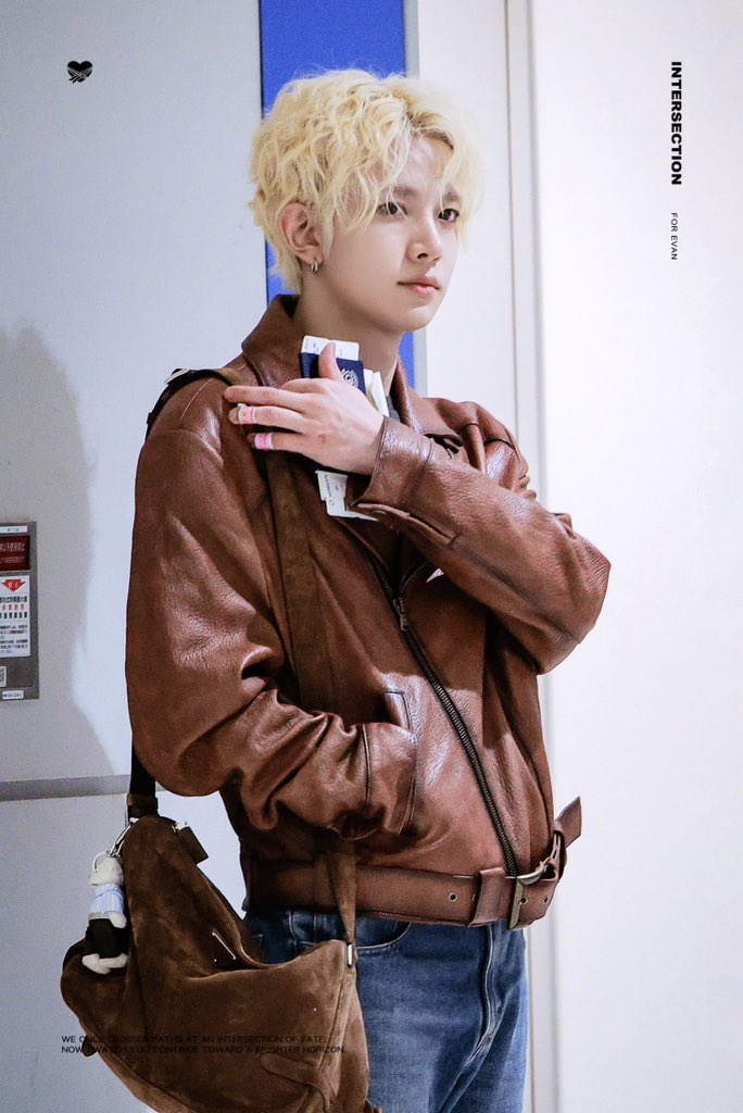 SUNGHOONSRIGHTBUTTCHEEK★Siri⁷ tweet media