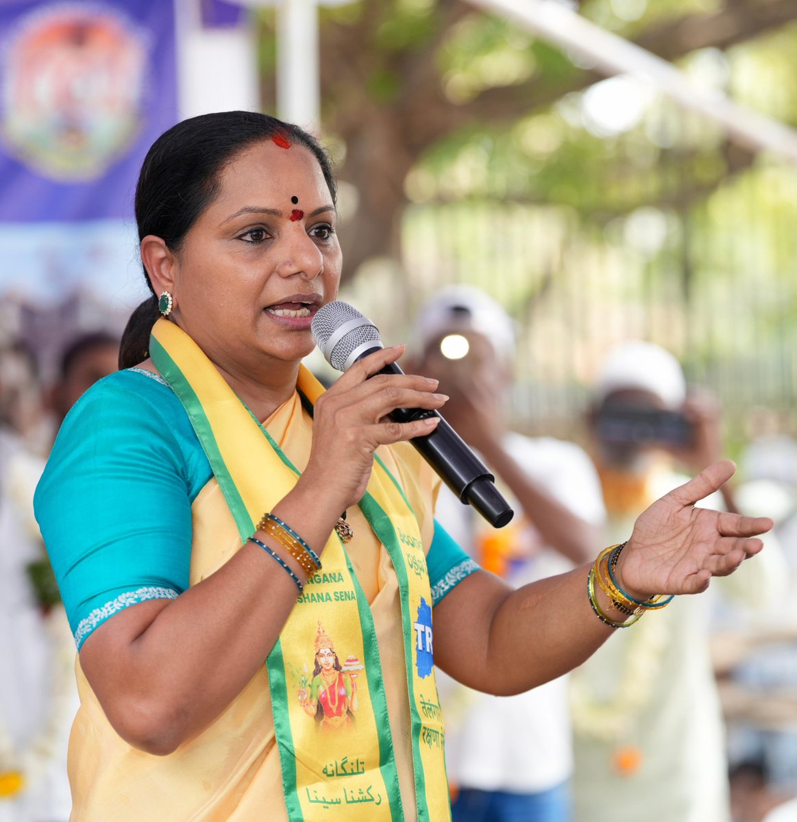 OfficeOfKavitha's tweet photo. ఇందిరాపార్క్ వద్ద సెంట్రింగ్ కార్మికుల ధర్నాలో పాల్గొని వారికి మద్దతునిచ్చిన తెలంగాణ రక్షణ సేన (టీఆర్ఎస్) చీఫ్ కల్వకుంట్ల కవిత గారు

🔹సెంట్రింగ్ కార్మికులతో సాయంత్రం లోపు చర్చలు జరపాలి

🔹రెండు రోజుల్లో సమస్యలు పరిష్కరించకుంటే వాళ్లతో పాటు నేను ధర్నాలో కూర్చుంట

🔹గుంపు మేస్త్రీ అధికారంలోకి వచ్చాక అన్ని వర్గాలు ఆగమావుతున్నాయి

🔹అందుకే గుంపు మేస్త్రీ హఠావో....తెలంగాణ బచావో అంటున్నా

🔹సెంట్రింగ్ కార్మికుల డిమాండ్లను పట్టించుకోకపోతే జీహెచ్ఎంసీ ఎన్నికల్లో కర్రుకాల్చి వాత పెట్టటం ఖాయం

🔹ఇందిరాపార్క్ వద్ద సెంట్రింగ్ కార్మికుల ధర్నాలో పాల్గొని వారికి మద్దతు తెలిపిన కవిత 

ఈ సందర్భంగా కవిత గారు మాట్లాడుతూ..

🔹హైదరాబాద్ లో అద్దాల మేడలు కనిపిస్తున్నాయంటే దానిలో సెంట్రింగ్ కార్మికుల కృషి ఎంతో ఉంది.

🔹తాళ్లు కట్టుకొని ప్రాణాలు పణంగా పెట్టి  గాలిలో వేలాడుతూ మీరు పనిచేస్తున్నారు.

🔹సెంట్రింగ్ కార్మికులు లేకుంటే అద్దాల మేడాలు ఉండవు కానీ బిల్డింగ్ లు నిర్మించే అగ్రిమెంట్ లో మాత్రం మీ పేరు పెట్టటం లేదు.

🔹2 లక్షల రూపాయల పనికోసం మీరు వెళ్తున్నప్పటికీ మీతో పాటు 15 లక్షల రూపాయల మెటీరియల్ తీసుకెళ్తున్నారు.

🔹కానీ మీ మెటీరియల్ కు కనీసం రక్షణ లేని పరిస్థితి ఉంది.

🔹ఈ గుంపు మేస్త్రీ వచ్చాక తెలంగాణ అందరి పరిస్థితి ఆగమవుతోంది.

🔹అందుకే గుంపు మేస్త్రీ హఠావో...తెలంగాణ బచావో అంటున్నా.

🔹హైడ్రా వచ్చిన తర్వాత నోటీసులు లేకుండా ఇళ్లు కూలగొడుతున్నారు.

🔹దీంతో సెంట్రింగ్ పనిచేస్తున్న మీకు ఆ ఇళ్లు కూల్చే సమయంలో మీ మెటీరియల్ నష్టపోతున్నారు.

🔹దీనికి ఇంటి యాజమాని గానీ ప్రభుత్వం గానీ మీకు పరిహారం ఇవ్వటం లేదు.

🔹86 చోట్ల సెంట్రింగ్ కార్మికులు, కాంట్రాక్టర్లు పదిరోజులుగా పని బంద్ చేశారు.

🔹కానీ మీ దగ్గర ఉన్న కూలీలను మీరు సాధుతున్నారు.

🔹మీరు చూపిస్తున్న మానవత్వాన్ని ఈ ప్రభుత్వం కూడా చూపించాలి.

🔹మీరు చూపించే మానవత్వానికి చేతులెత్తి మొక్కుతున్నా.

🔹ఈ సాయంత్రం వరకు సెంట్రింగ్ కార్మికులను ప్రభుత్వం చర్చలకు పిలవాలి.

🔹వాళ్లు అడుగుతున్న వాటిలో గొంతెమ్మ కోరికలు ఏమీ లేవు.

🔹12 అంశాలతో చాలా చిన్న విషయాలే అడుగుతున్నారు.

🔹వారికి ఈఎస్ఐ కార్డులు, స్క్వేర్ మీటర్ కు 51 రూపాయలు, కార్మికులు చనిపోతే ఇచ్చే డబ్బులు పది నుంచి 20 లక్షలు అడుగుతున్నారు. 

🔹వాళ్లు అడిగే అన్ని డిమాండ్లు కూడా సహేతుకమైనవే. వాటికి మేము మద్దతు తెలుపుతున్నాం.

🔹ఇప్పుడు మేస్త్రీలు స్వ్కేర్ ఫీట్ కు 4 వందలు అడుగుతున్నారని చెబుతున్నారు.

🔹దానిలో సెంట్రింగ్ కార్మికుల వాటా ఎంతో కూడా చెప్పాలి?

🔹మేస్త్రీలో చేతిలో ఎట్టి పరిస్థితుల్లో మీ జుట్టు ఉండకూడదు.

🔹తెలంగాణ రక్షణసేన అధికారంలో వచ్చిన తర్వాత మీ అన్నిడిమాండ్లను తీరుస్తాం.

🔹186 చోట్ల వెయ్యి నుంచి 2 వేల గజాల స్థలం మీకు ఇస్తాం.

🔹ప్రతి మండలంలో సెంట్రింగ్ కార్మికుల సంఘాలు ఏర్పాటు కావాల్సి ఉంది.

🔹హైదరాబాద్ నిర్మాణంలో మీరు పాత్ర కీలకం. మీ అడుగులో అడుగునవుతా...

🔹రెండు రోజుల్లో మీ సమస్యలతో పరిష్కారం చూపకపోతే నేను కూడా మీతో పాటు వచ్చి ధర్నాలో కూర్చుంటా..

🔹ఎన్ని రోజులైనా సరే మీ సమస్య తీరే వరకు ప్రభుత్వం ఒత్తిడి పెంచుతా...

🔹సెంట్రింగ్ కార్మికులను ప్రభుత్వం పట్టించుకోకపోతే వచ్చే జీహెచ్ఎంసీ ఎన్నికల్లో మీకు కర్రు కాల్చివాత పెడతారు.

#TRS