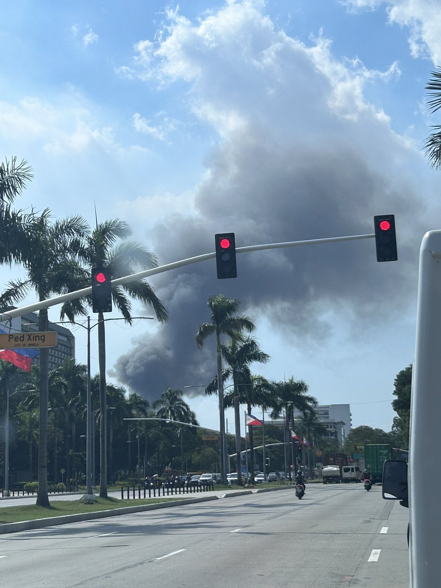 LTRecacho's tweet photo. LOOK: Smoke rising from an ongoing fire in Delpan St., Binondo, Manila can be seen from Rizal Park on Saturday afternoon.

Authorities have raised the fire to the fourth alarm as of 3:20 p.m. @inquirerdotnet https://t.co/p5jbtMHtyh