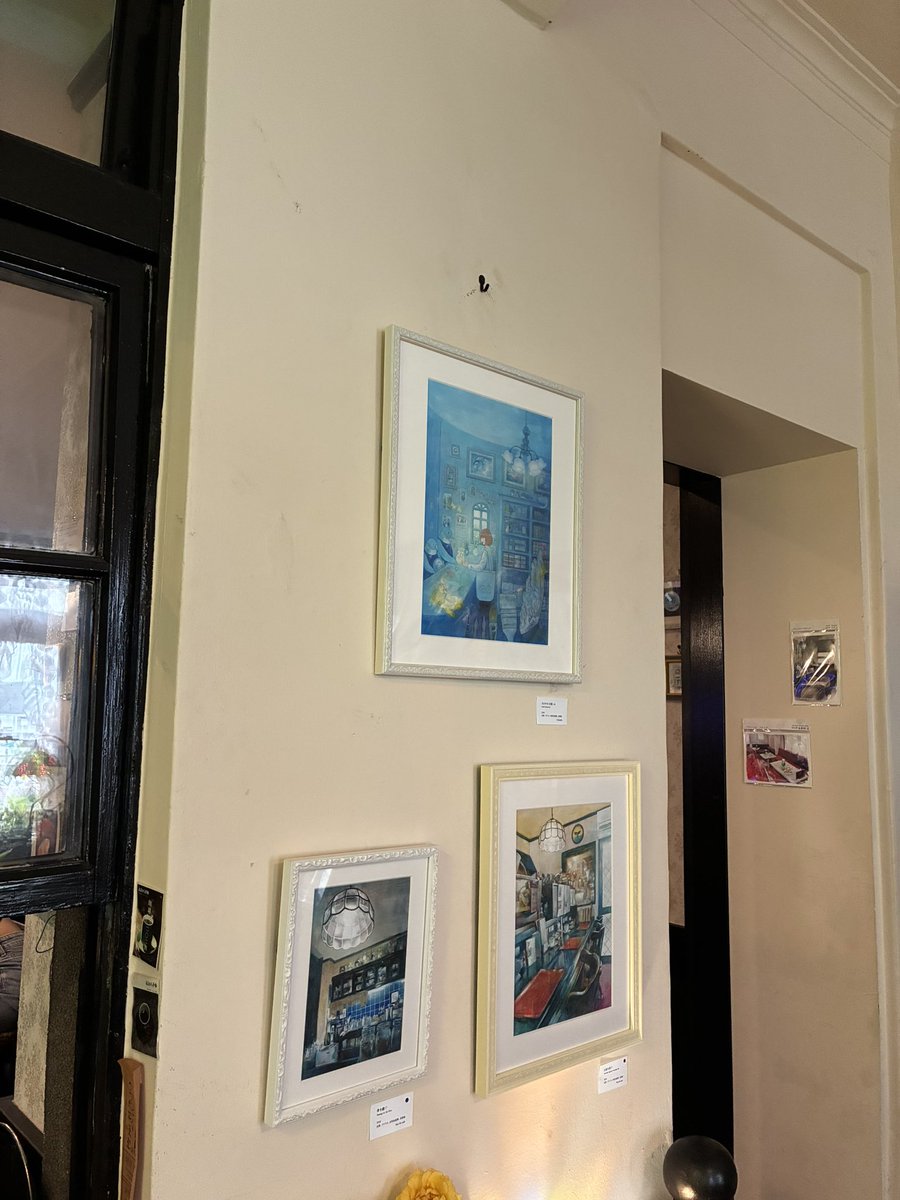 38fukin's tweet photo. 喫茶「水鯨」へ。入店まで6組ほど待つ。蒼川わかさんの展示が目的。オムライスと食後にコーヒーを注文。本日のコーヒーが春のくじらブレンド。名前の可愛さよ！蒼川さんの展示は、喫茶店の風景の柔らかな描写がとても好み。注文伝票が持ち帰れないので、裏の写真を撮っておく。 https://t.co/QKzBQVwKif