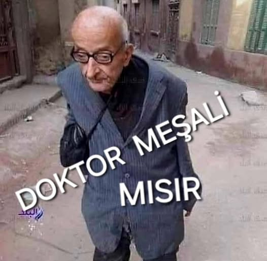 Dede38__'s tweet photo. Mısır’ın en çok kazanan doktoru idi
Birgün muayeneye  gelen çocuğa iğne vurması gerekiyordu, iğne paralı idi
Anne, bu iğneyi alırsam, bir ay açız deyince büyük kardeşi camdan kendini aşağı attı! İntihar ederken Anne kardeşime iyi bak dedi
İşte Herşey Ondan Sonra değişti Meşali için.
Kardeşini yaşatmak ve sofradan bir tabak eksiltmek için kendini feda eden kardeşi hiç unutmadı Doktor Meşali. Zengin muayenehanesini kapattı! Mısır’ın en fakir mahallesinde muayene açtı, tüm hastaları ücretsiz muayene etti
Özellikle çocukları. Marka kıyafetleri çıkardı. Onlar gibi giyindi. Meşali, kliniğini açtığı 1975'ten itibaren Mısırlı ünlü yazar Taha Hüseyin'in toplumun ezilen kesimi için kullandığı tabirle "yeryüzünde işkence çekenlere" destek olmaya çalıştığını söyledi.
Ezher Şeyhi Ahmed et-Tayyib, Meşali'yi "örnek insan" diyerek takdir ederken, İngiltere'nin Orta Doğu Sözcüsü Rosie Dyas ise sosyal medya hesabından yaptığı paylaşımda "Dünya, bugün yoksulları tedavi ederek onlara yardım eden büyük bir insanı kaybetti." ifadelerini kullandı.
Fakirlerin Doktoru olarak onu tüm Mısır, Tüm Tıp Dünyası tanıdı. Bu dünyadan bir Adamoğlu ADAM GEÇTİ..Fakirlerin, Kimsesizlerin doktoru Muhammed Abdülgaffar Meşali SAYGI ile anıyorum… Dini, Dili, Rengi ne olursa olsun İYİLER İYİDİR.
DEVRİMCİ DUYGU MEŞALİ