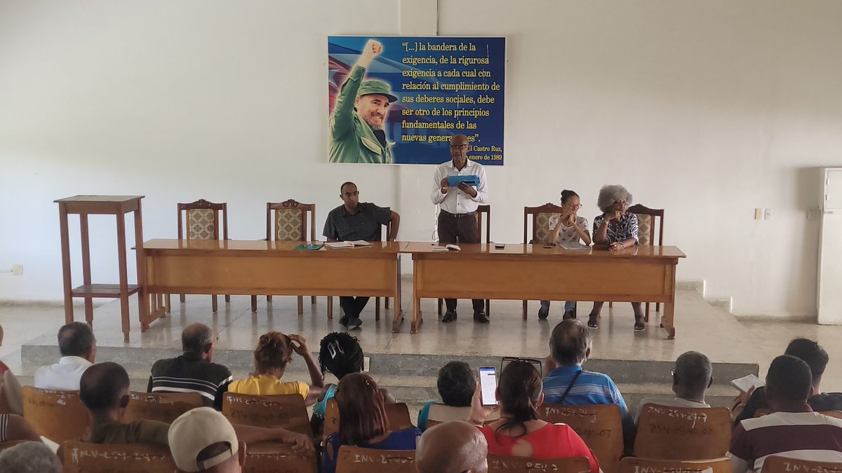 rafael_vaz43080's tweet photo. Se prepara el claustro docente del @ipvceguantanamo para cumplimentar las medidas de cierre del curso escolar de forma exitosa. @yoeaberob1 @maria_laviste @LienMons @naimatrujillob @Educa_Gtmo @CubaMined https://t.co/Uklp7m8Cnr