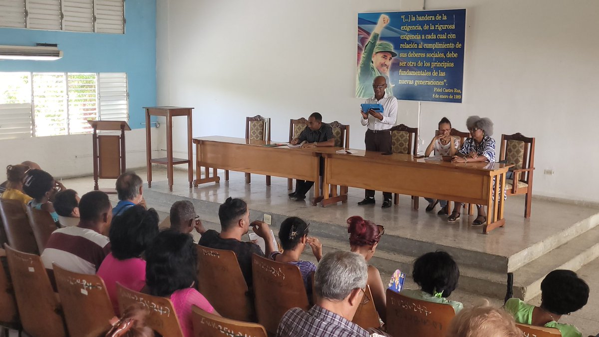 rafael_vaz43080's tweet photo. Se prepara el claustro docente del @ipvceguantanamo para cumplimentar las medidas de cierre del curso escolar de forma exitosa. @yoeaberob1 @maria_laviste @LienMons @naimatrujillob @Educa_Gtmo @CubaMined https://t.co/Uklp7m8Cnr