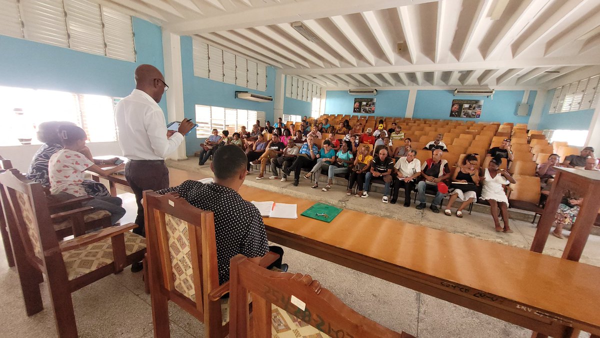 rafael_vaz43080's tweet photo. Se prepara el claustro docente del @ipvceguantanamo para cumplimentar las medidas de cierre del curso escolar de forma exitosa. @yoeaberob1 @maria_laviste @LienMons @naimatrujillob @Educa_Gtmo @CubaMined https://t.co/Uklp7m8Cnr