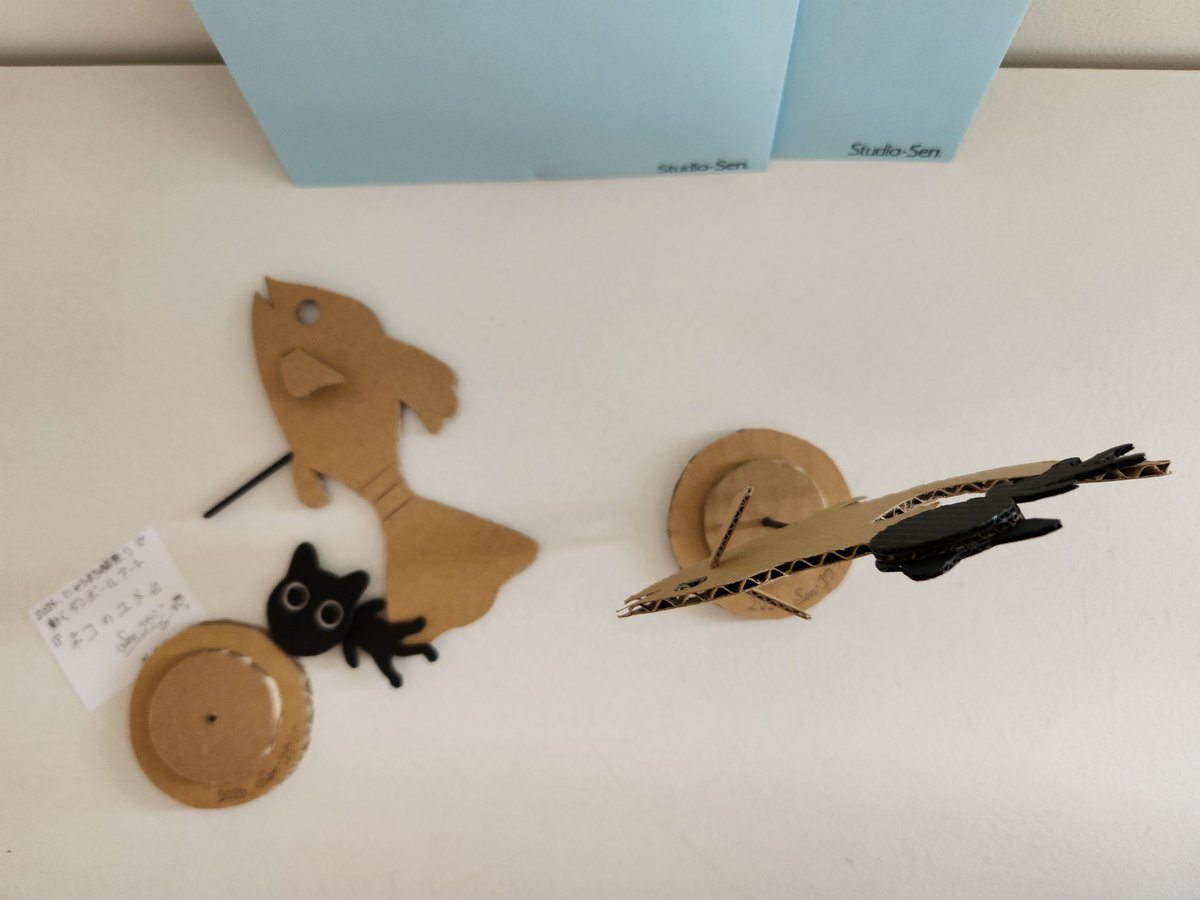 yuga5tsuchikami's tweet photo. にゃらまち猫祭り2026ラインナップ
千光士義和(作)動くダンボールアート「 ネコのユメ 」、猫祭りのための新作😻
断面も黒いダンボールを使うことで黒猫ちゃん🐈‍⬛！がお魚にガブリとくらいつく、そんな夢をみてるようですよ

瑜伽はmap37 でお待ちしてます
毎週月曜と6/17(水)はお休み https://t.co/718TX3W7C0