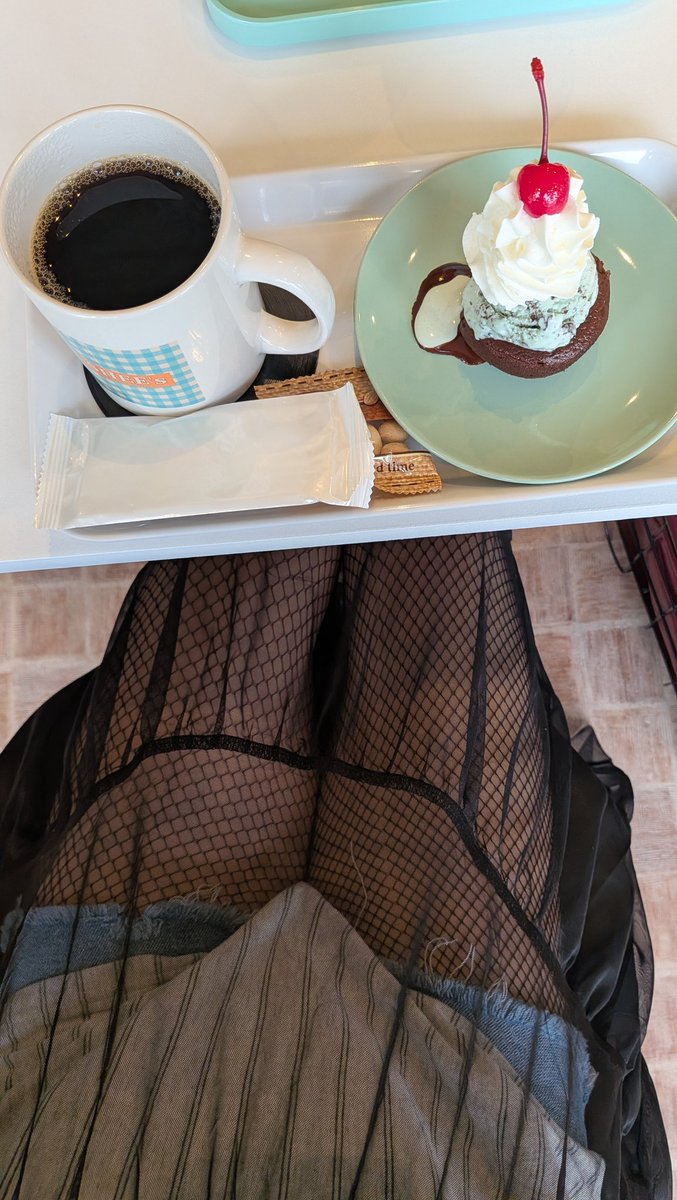 eliko_otokonko's tweet photo. チョコミント😍
めっちゃ可愛い❤めっちゃ美味しい💕
雑誌もカフェも楽しめるお店👌
SHEE's coffee & vintage
#チョコミント #SHEEs #カフェ #可愛いお店 https://t.co/BkWAZ6Dzq7