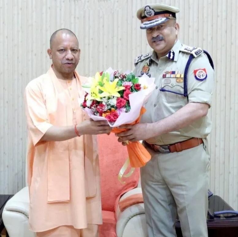 SurajKrBauddh's tweet photo. जातिवादी पुलिसकर्मियों पर FIR दर्ज!      

गोरखपुर में Dec 2025 में कार्रवाई के नाम पर पुलिसकर्मी आनंद स्वरुप उपाध्याय व संतोष मौर्या ने एक दलित परिवार की महिलाओं-बच्चों पर बुरी तरह हमला किया और कहा;

"चमरिया साले, तुम लोग ही बवाल करते हो..."

पुलिसिया गुंडे पीड़ित को थाने ले गए और उसके कान पर इतने वार किए कि वह बहरा हो गया। साथ ही, उन्होंने फर्जी मुकदमा दर्ज कर पीड़ित परिजनों पर ही उल्टी कार्रवाई कर दी, जबकि पीड़ित पक्ष के पास घटना के वीडियो सहित सभी साक्ष्य मौजूद थे। इसके बाद पीड़ित ने इन जातिवादी पुलिसकर्मियों के खिलाफ कार्रवाई की मांग करते हुए SC-ST जिला न्यायालय में याचिका दायर की।

सभी साक्ष्यों को देखते हुए माननीय न्यायालय ने पुलिसकर्मी आनंद स्वरुप उपाध्याय एवं संतोष मौर्या के खिलाफ SC-ST Act और BNS की गंभीर धाराओं में कार्रवाई करने का निर्देश दिया है। दोनों को तत्काल पद से हटाकर गिरफ्तार किया जाना चाहिए और उनके खिलाफ सख्त कानूनी कार्रवाई होनी चाहिए।

मैं हमेशा समाज के युवाओं से कहता हूँ कि यदि स्थानीय थाना आपकी शिकायत पर कार्रवाई नहीं करता, पुलिसकर्मी दुर्व्यवहार करते हैं, और पुलिस अधीक्षक भी आपकी शिकायत पर संज्ञान नहीं लेते, तो अपने शिकायत पत्रों, सबूतों और गवाहों के आधार पर दोषी पक्ष के साथ-साथ SHO, पूरे थाने और SP के खिलाफ भी SC-ST जिला न्यायालय में याचिका दायर करें। कोर्ट के आदेश पर इन सभी के खिलाफ कार्रवाई हो सकती है।