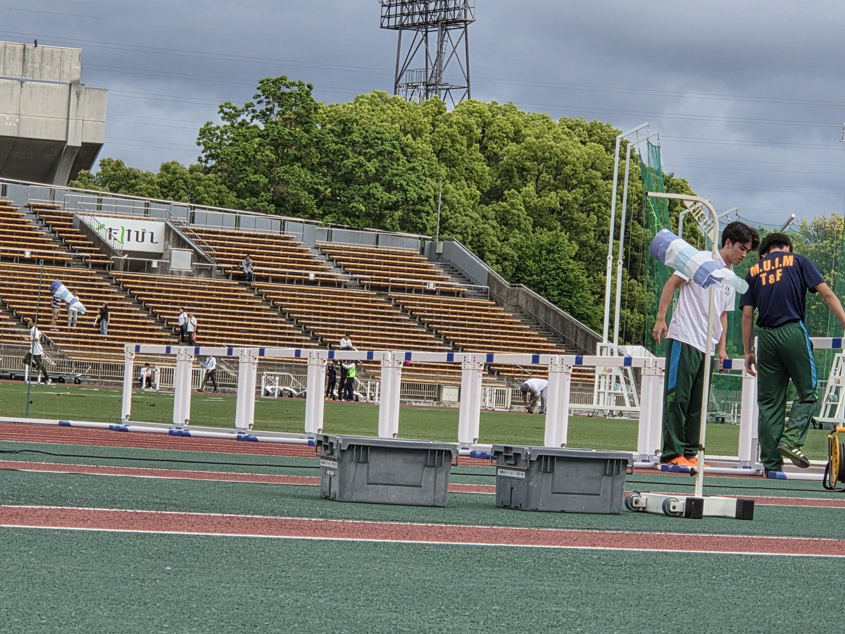 kansai_TandF's tweet photo. #関西実業団選手権
📣ヨンパー、はーじまーってるよーっ!!!
16:50開始、#梅原紗月(#住友電工)56.43
17:05開始、男子資格記録トップ→ #森髙颯治朗(#KAGOTANI)49.27
その前にオープンレースもやってます🔥最後苦しいところでホームストレートの追い風!
#KAISAIPRIDE #関西から世界へ https://t.co/42IEFui2w9