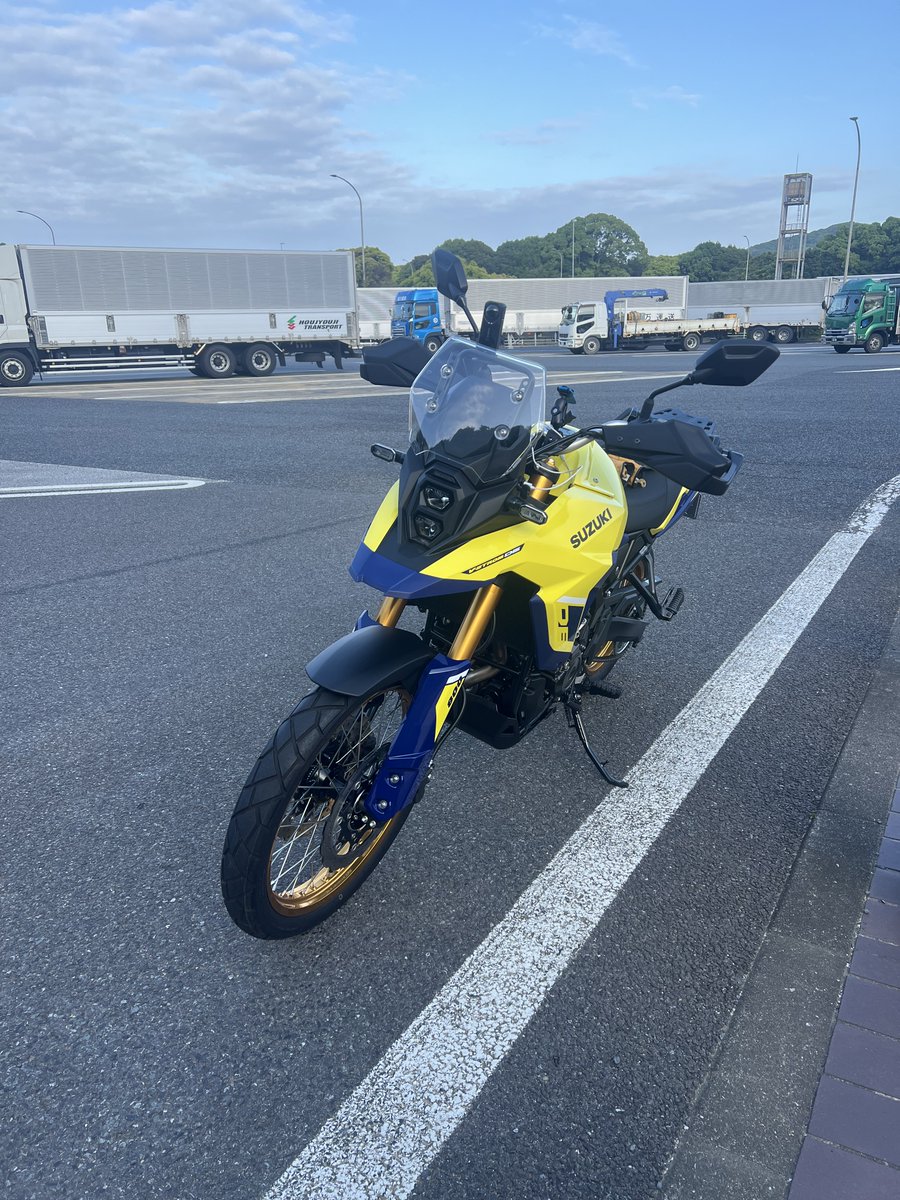 okadoc's tweet photo. #Vstrom800DE
何とかコケずに帰ってきた
第一印象
・とにかくデカい、重い
・有り余るパワー
・高速は超快適
・足つきつま先立ちの恐怖、停車時は股裂き木馬状態
・水冷バイクの膝ってこんなに熱かったっけ
・現代のバイクってすごいなぁ（2002年式スポーツスターと2014年ウラルを見長良） https://t.co/OjC9NWxPPk