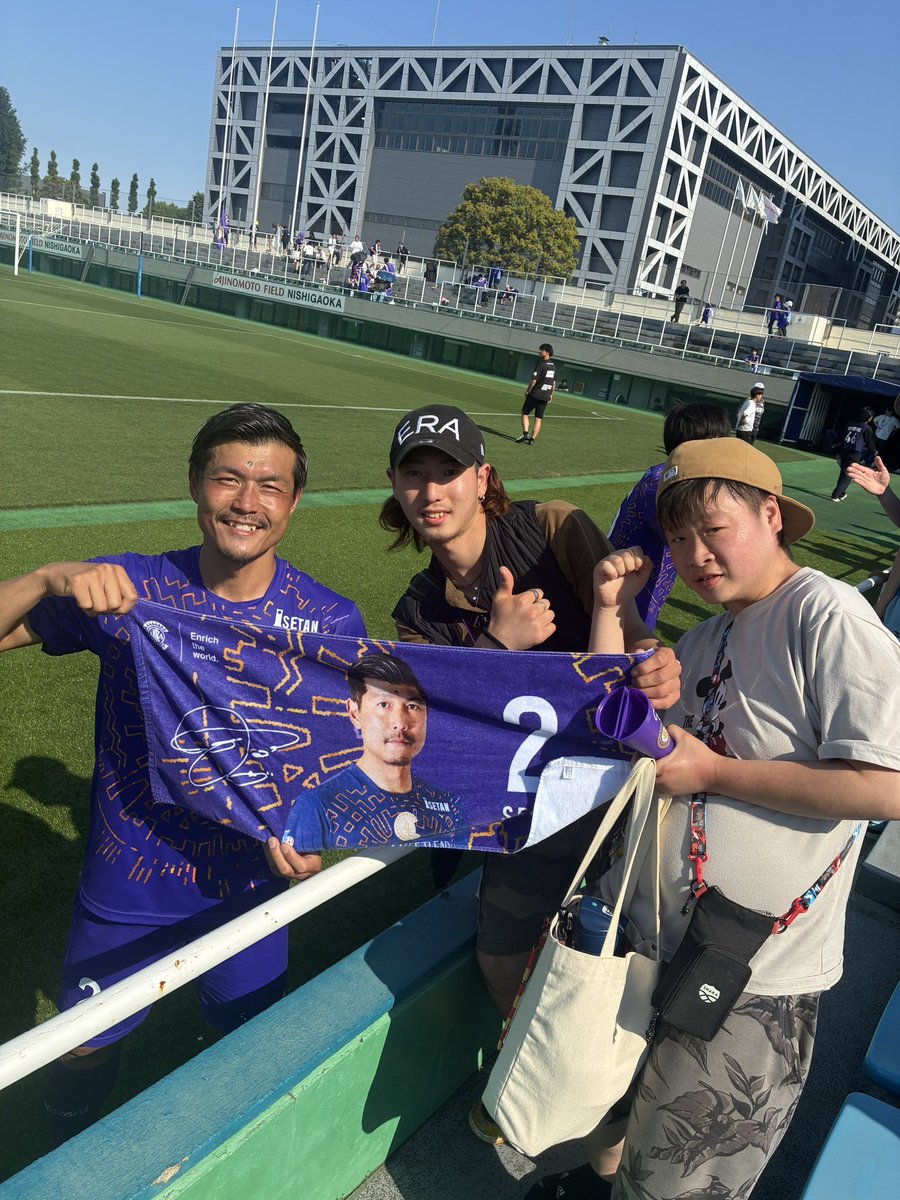 segu0425's tweet photo. 先日の試合にスパイクにデザインをしてくれた、就労支援を行う福祉事業所「アート工房クローバー」の光岡遼稀君が試合に来てくれました！
そしてスパイクアートの発信を見てくれた方がスパイクの写真をくれました🙇
いろんな方にこの取り組みを知ってもらえたら嬉しいです！
https://t.co/W1DBCmCLA8 https://t.co/0dpF5paJIo