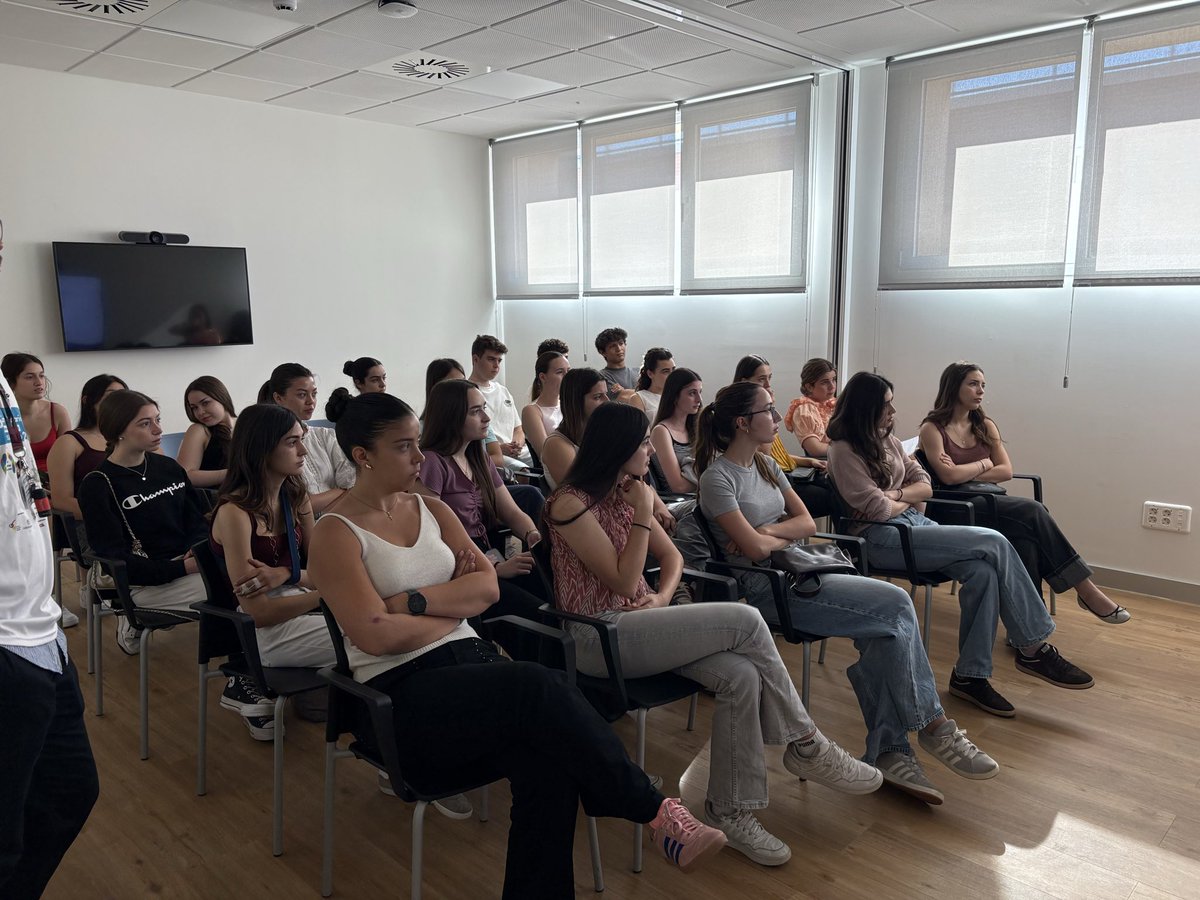 Emor67's tweet photo. Acabamos unas entrañables jornadas en el Hospital Universitario 12 de Octubre. “Jóvenes por la Medicina”. Gracias al Hospital, a los servicios de Oftalmología, Oncologia Radioterapia, Neonatologia, Neumologia y Nefrologia. Nos vemos pronto. https://t.co/LJzPZG0rVS