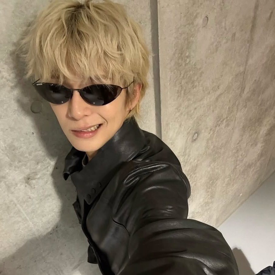 junkiyooo's tweet photo. his signature cat smirk https://t.co/uCqLbdsN9H