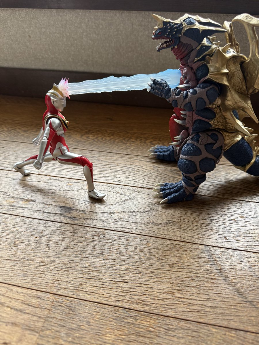 hiruzo's tweet photo. 「フォトンスクリュー！！だー！また効いてへん！あの2人が帰ってくるまでに倒さんとナメられるで…」

#フィギュアーツ 
#ウルトラマンガイア 
#キングオブモンス https://t.co/VhH1NdlwJe