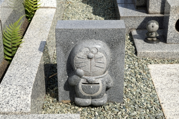 一目でF先生のお墓だと分かるよう、香炉の両脇にはドラえもんとドラミ