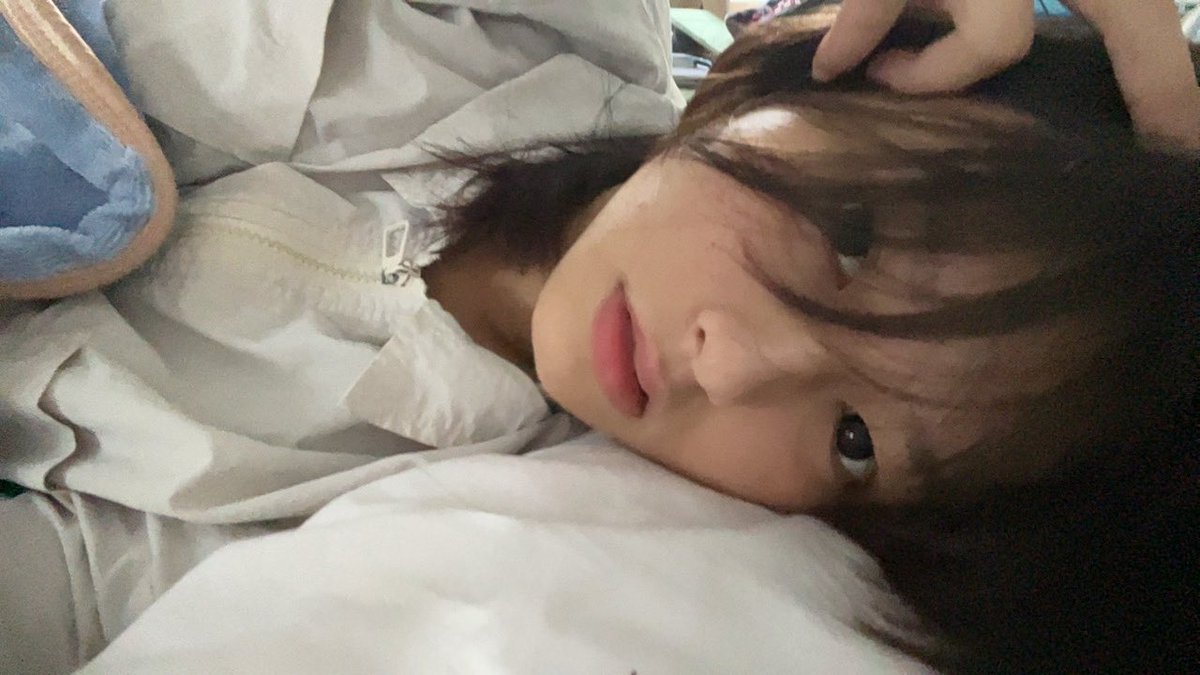 悲伤青少女 tweet media
